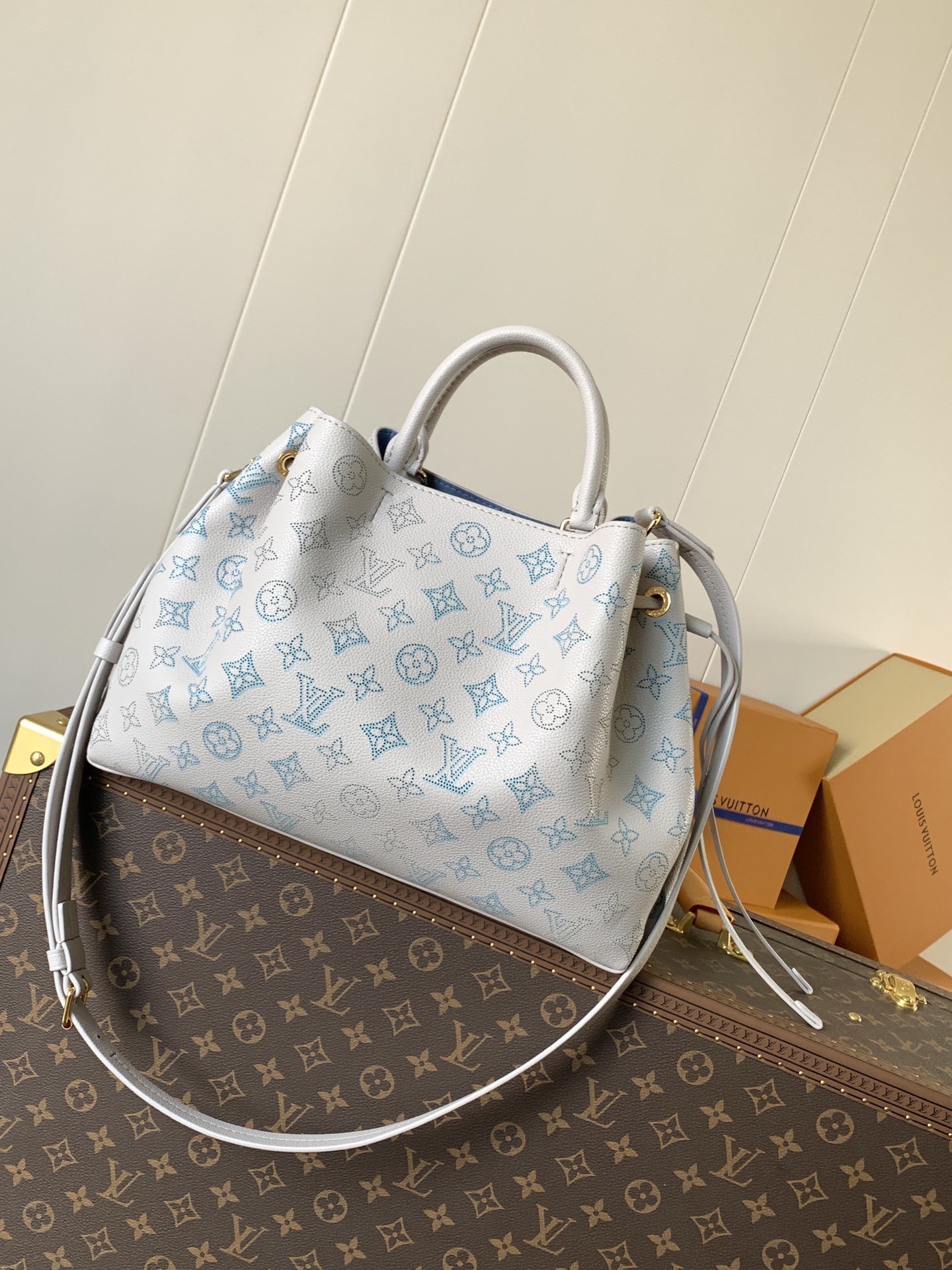 顶级原单,变码芯片
M12127 ZP开发,定制头层牛皮
本款 Bella Tote 手袋为镂花穿孔皮
