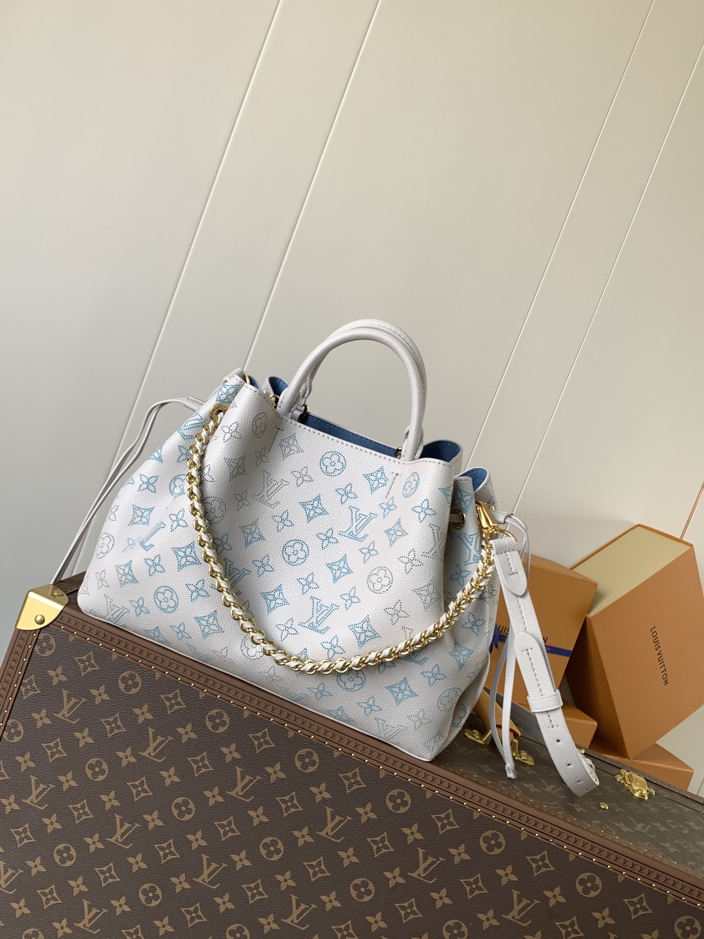 顶级原单,变码芯片
M12127 ZP开发,定制头层牛皮
本款 Bella Tote 手袋为镂花穿孔皮