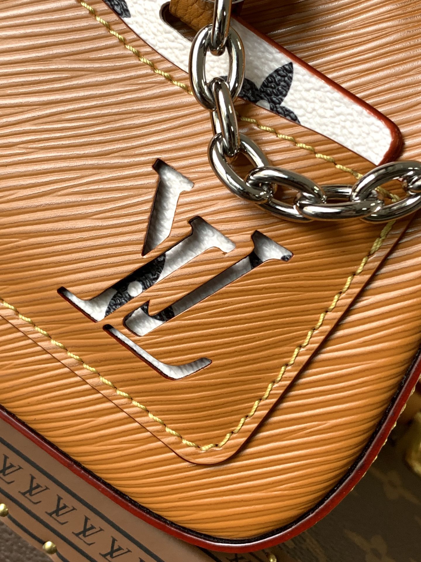 Louis Vuitton 头层牛皮 Marellini 手袋选用路易威登标志性的 Epi 皮革