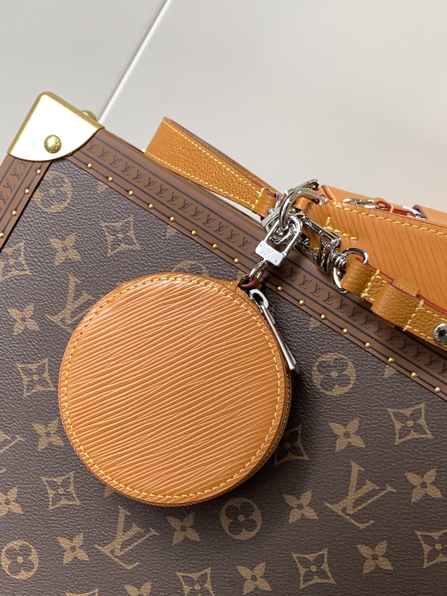 Louis Vuitton 头层牛皮 Marellini 手袋选用路易威登标志性的 Epi 皮革