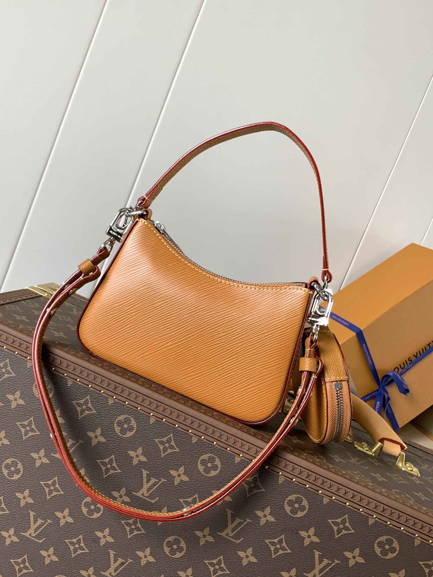 Louis Vuitton 头层牛皮 Marellini 手袋选用路易威登标志性的 Epi 皮革