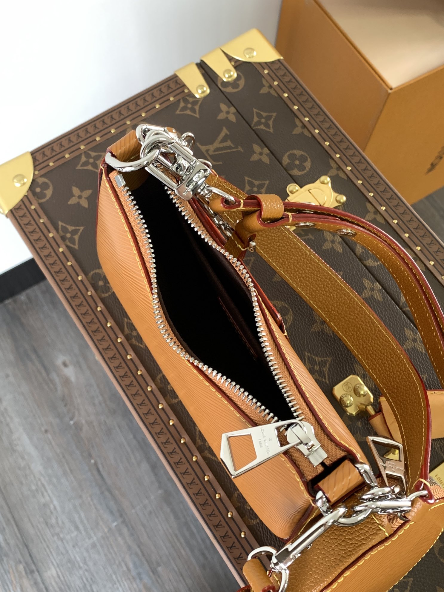 Louis Vuitton 头层牛皮 Marellini 手袋选用路易威登标志性的 Epi 皮革