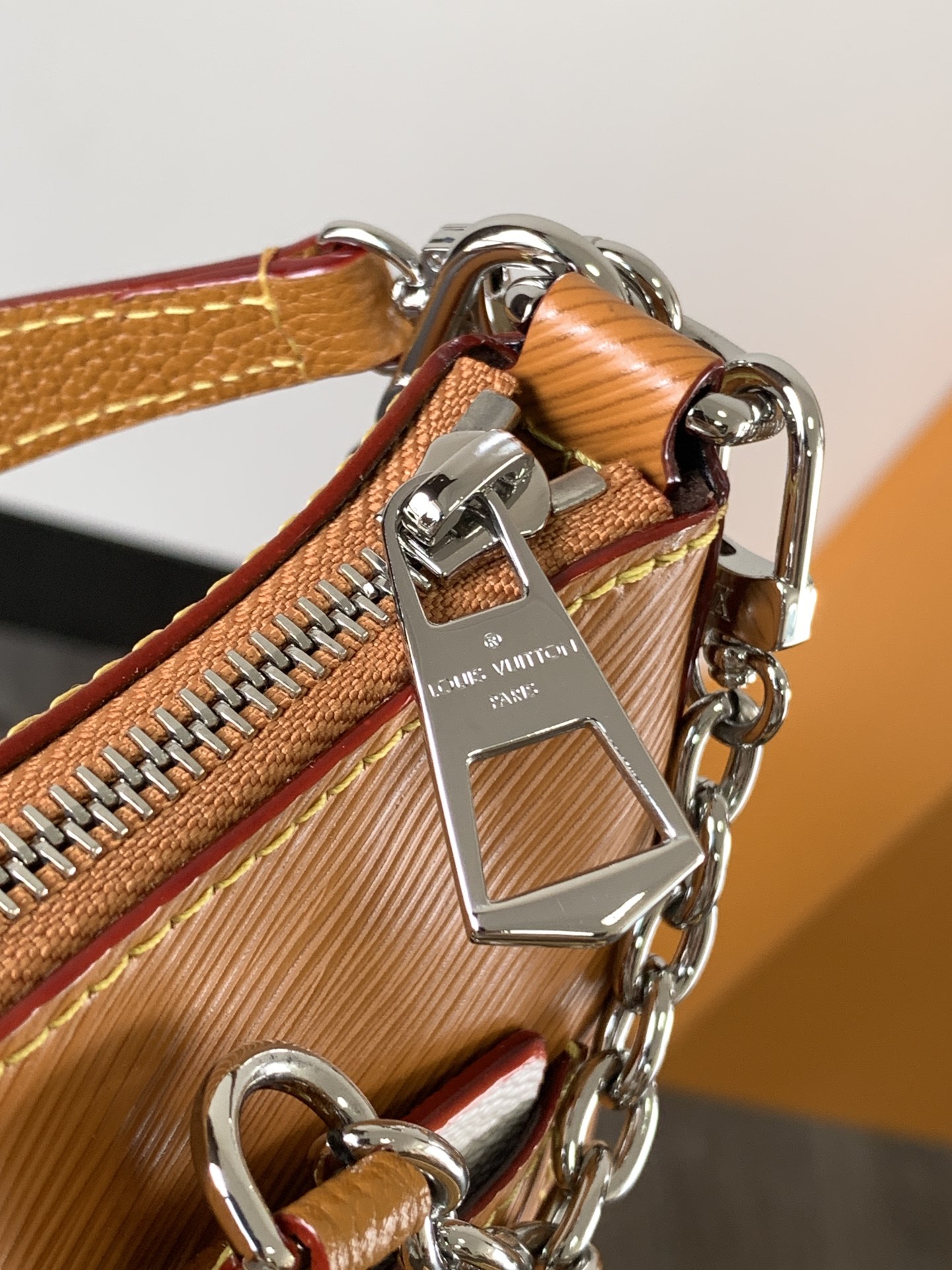 Louis Vuitton 头层牛皮 Marellini 手袋选用路易威登标志性的 Epi 皮革