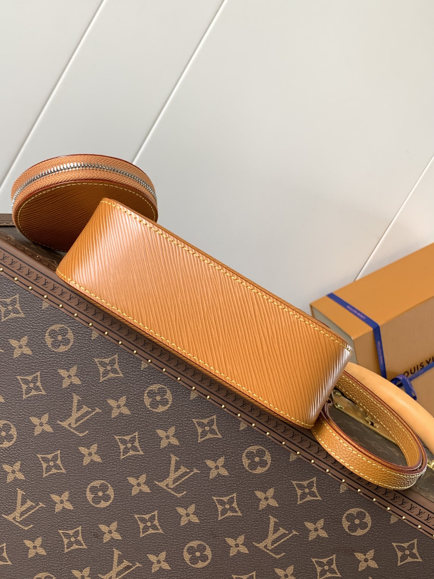 Louis Vuitton 头层牛皮 Marellini 手袋选用路易威登标志性的 Epi 皮革