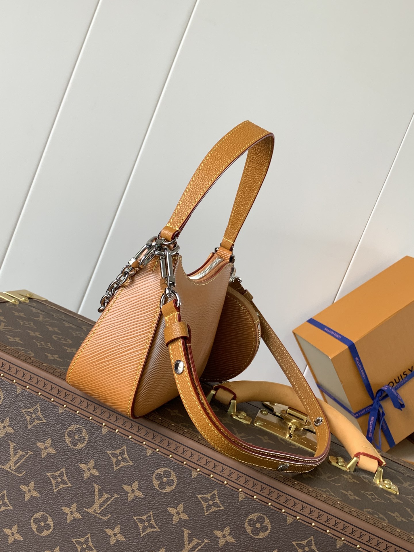 Louis Vuitton 头层牛皮 Marellini 手袋选用路易威登标志性的 Epi 皮革