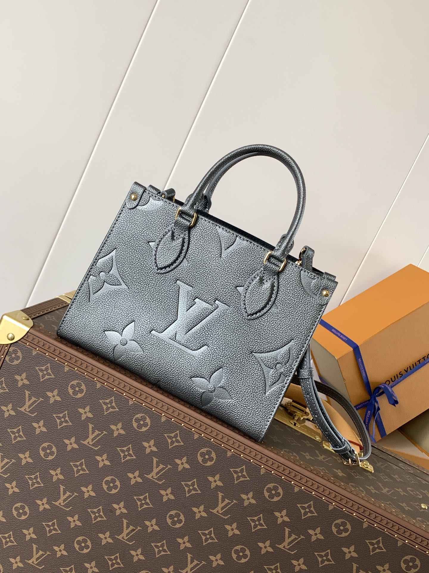 Louis Vuitton LV Onthego Sacs À Main vendre en ligne
 Gris Empreinte​ Cuir de vache M12886