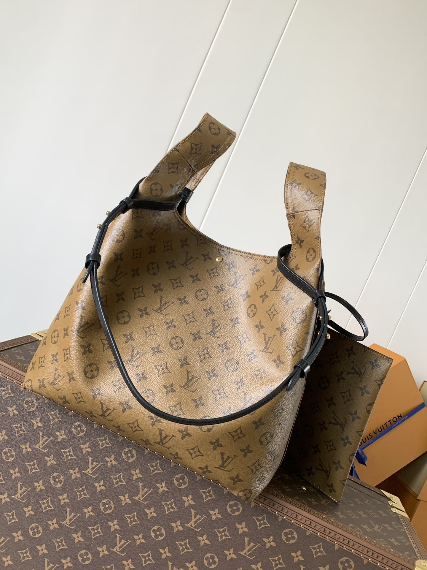 Louis Vuitton 本款 Atlantis 大号手袋取材 Monogram 帆布 以新颖购物袋造型俘获视线
