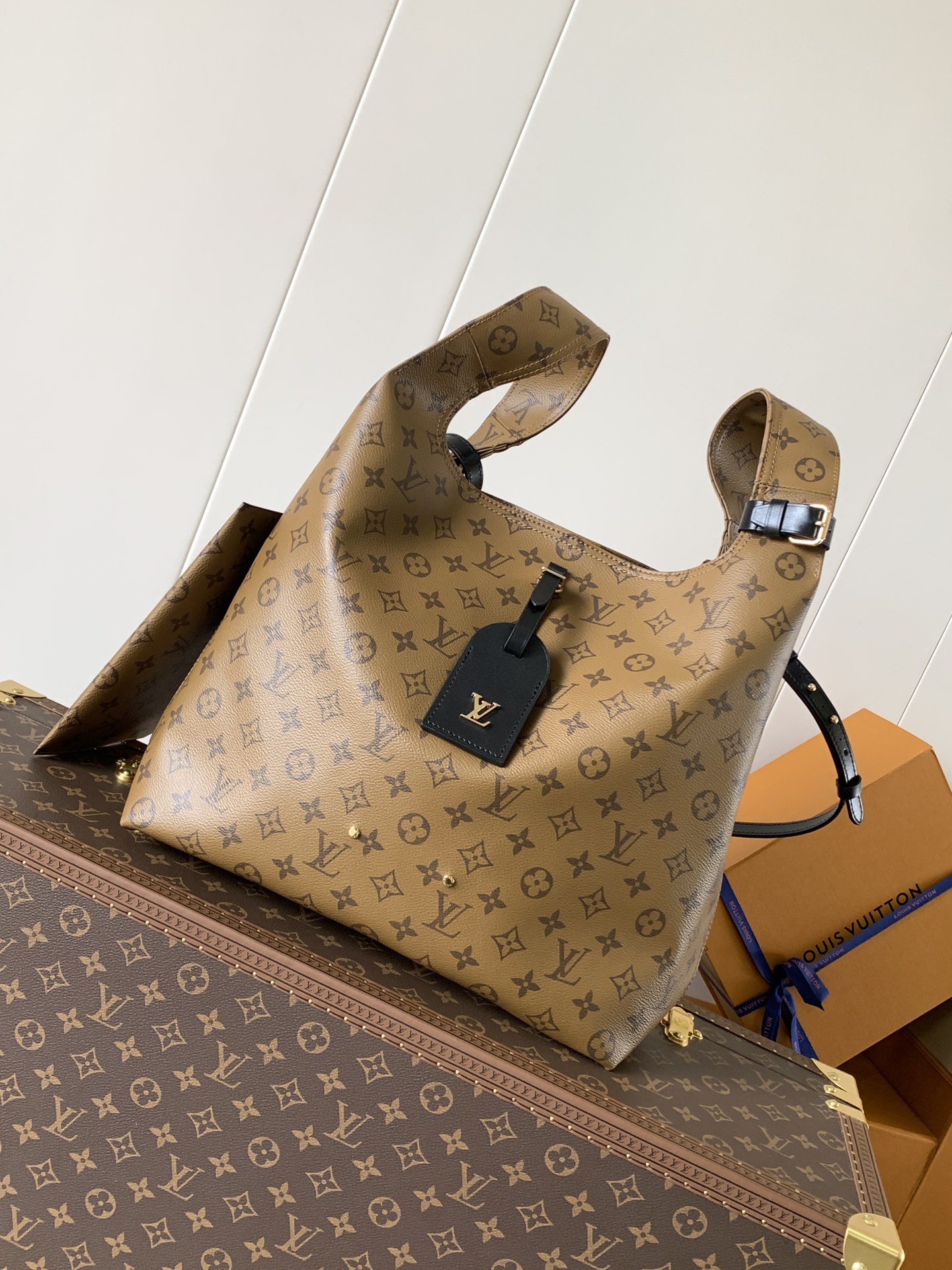 Louis Vuitton 本款 Atlantis 大号手袋取材 Monogram 帆布 以新颖购物袋造型俘获视线