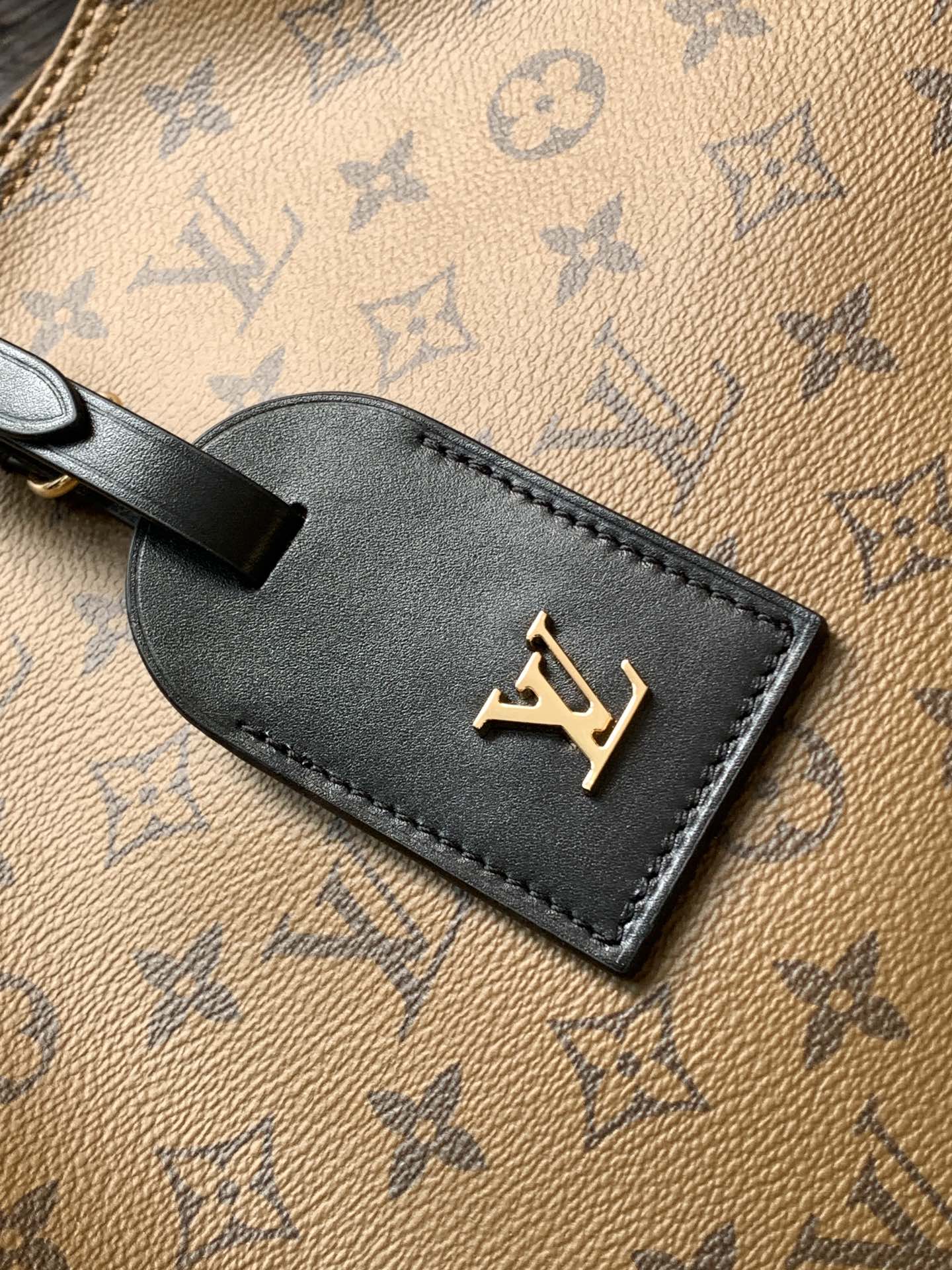Louis Vuitton 本款 Atlantis 大号手袋取材 Monogram 帆布 以新颖购物袋造型俘获视线