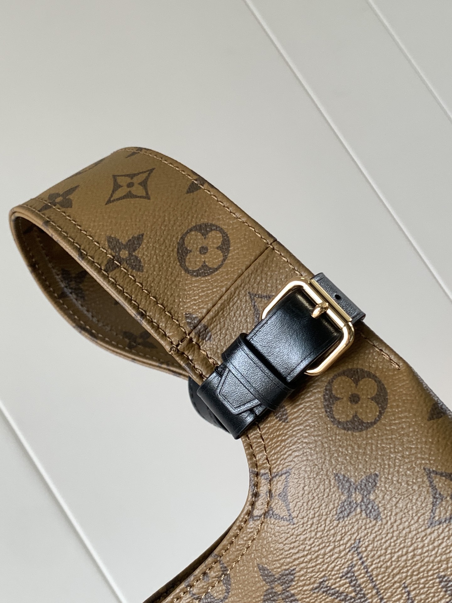 Louis Vuitton 本款 Atlantis 大号手袋取材 Monogram 帆布 以新颖购物袋造型俘获视线
