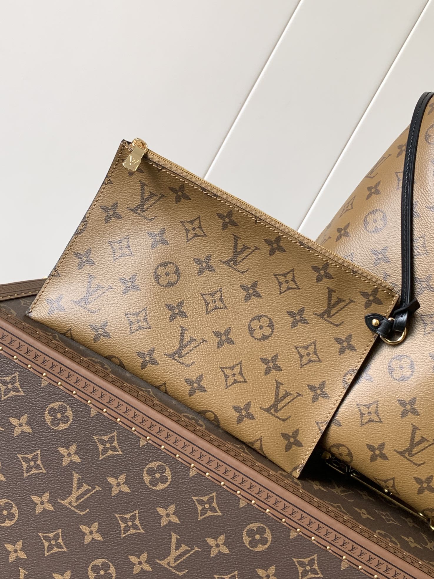 Louis Vuitton 本款 Atlantis 大号手袋取材 Monogram 帆布 以新颖购物袋造型俘获视线