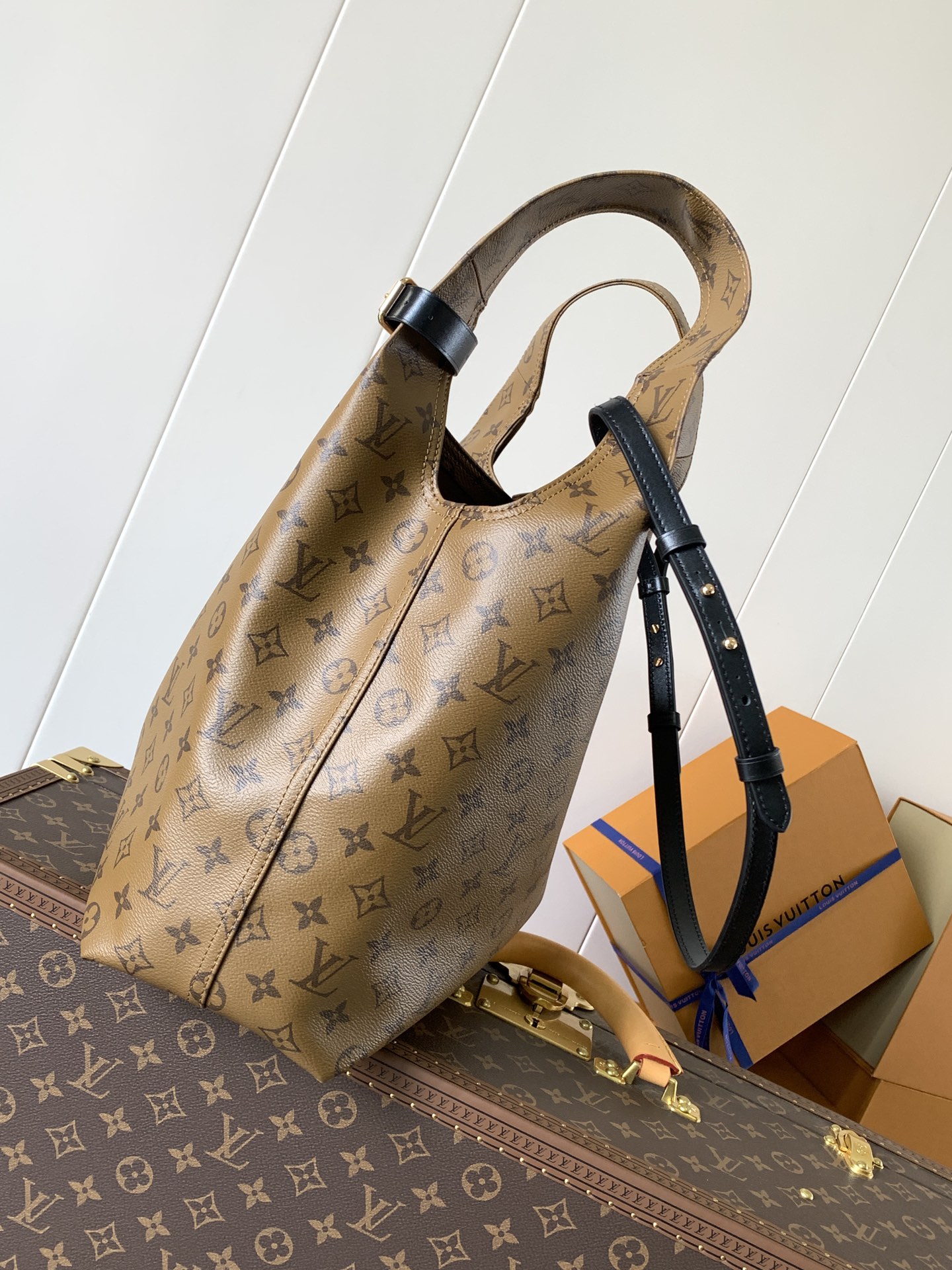Louis Vuitton 本款 Atlantis 大号手袋取材 Monogram 帆布 以新颖购物袋造型俘获视线