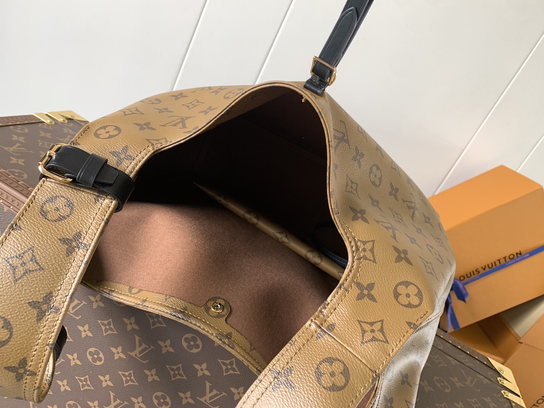 Louis Vuitton 本款 Atlantis 大号手袋取材 Monogram 帆布 以新颖购物袋造型俘获视线