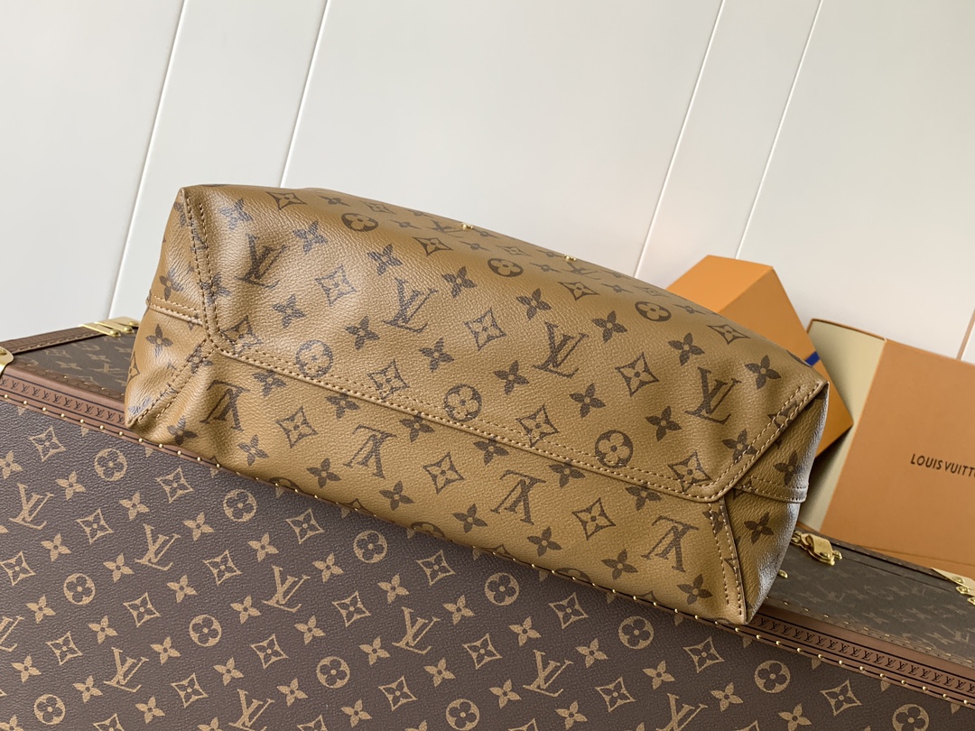 Louis Vuitton 本款 Atlantis 大号手袋取材 Monogram 帆布 以新颖购物袋造型俘获视线