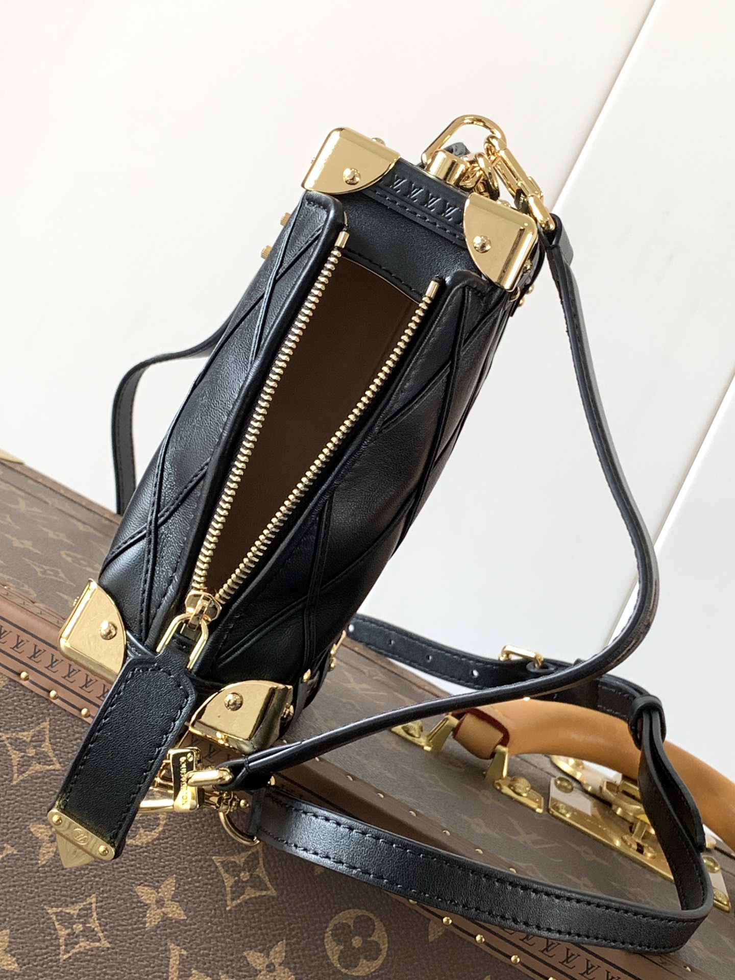 顶级原单，变码芯片  M83030黑色
Side Trunk 手袋以品牌经典硬箱为蓝本，选用绗缝牛皮革塑