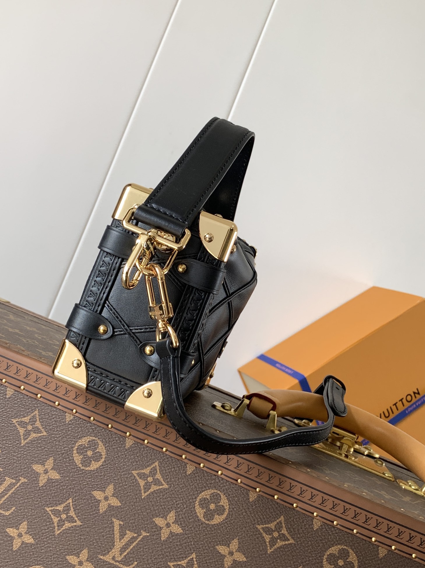 顶级原单，变码芯片  M83030黑色
Side Trunk 手袋以品牌经典硬箱为蓝本，选用绗缝牛皮革塑