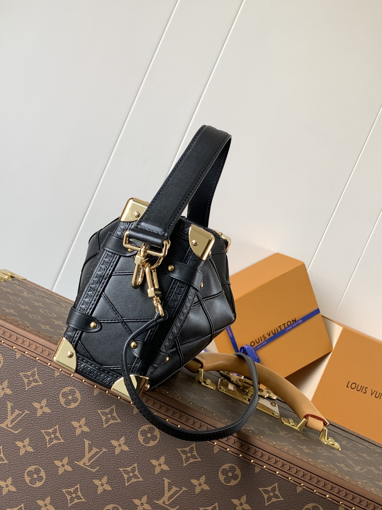 顶级原单，变码芯片
M24403粉  M83030黑色
Side Trunk 手袋以品牌经典硬箱为蓝本，