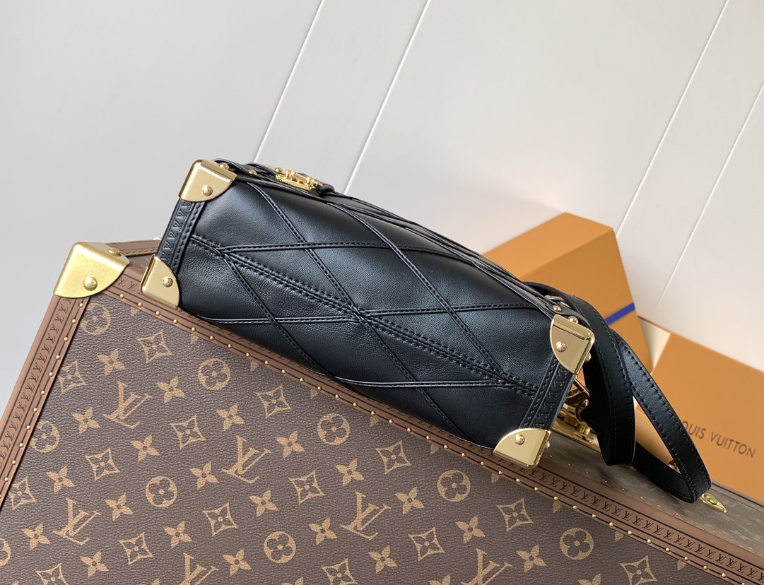 顶级原单，变码芯片
M24403粉  M83030黑色
Side Trunk 手袋以品牌经典硬箱为蓝本，