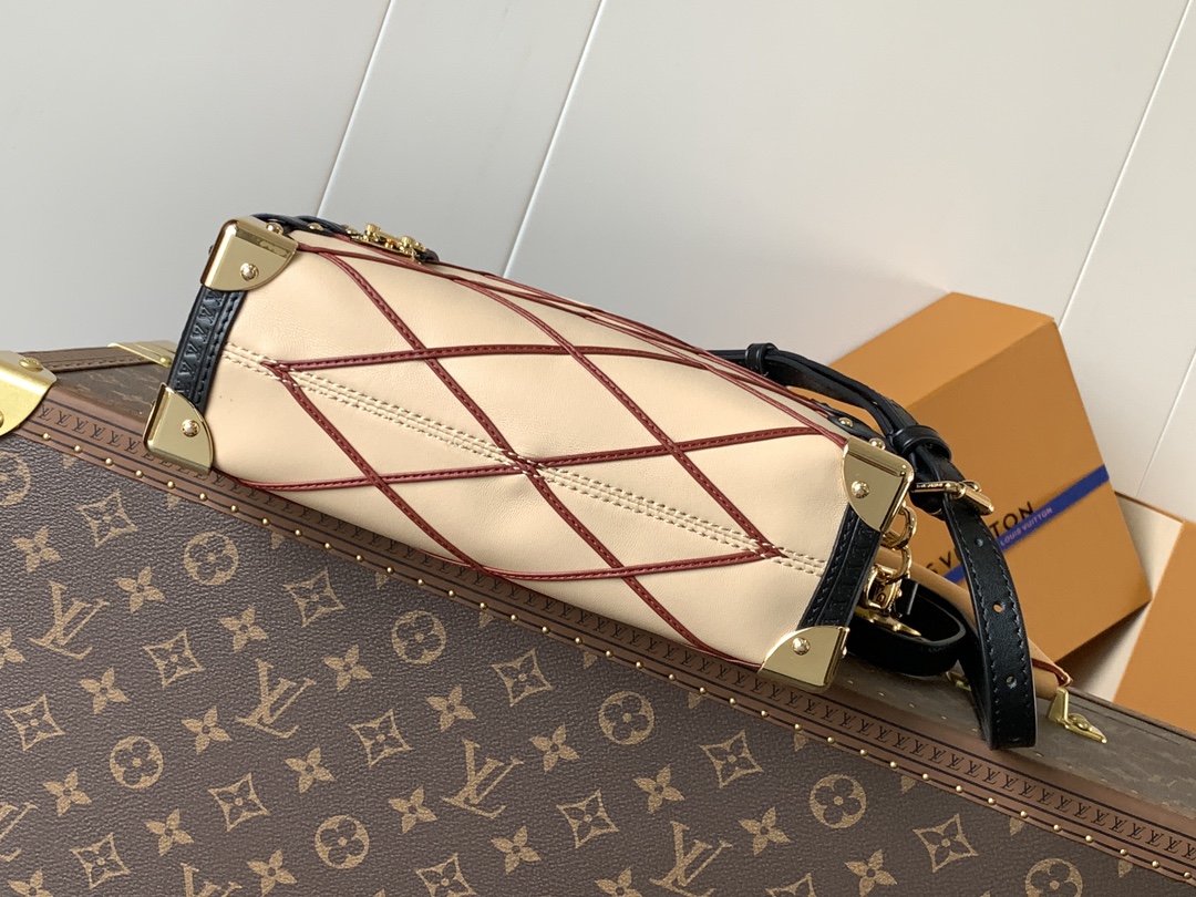 顶级原单，变码芯片
M24403杏粉  M83030黑色
Side Trunk 手袋以品牌经典硬箱为蓝本