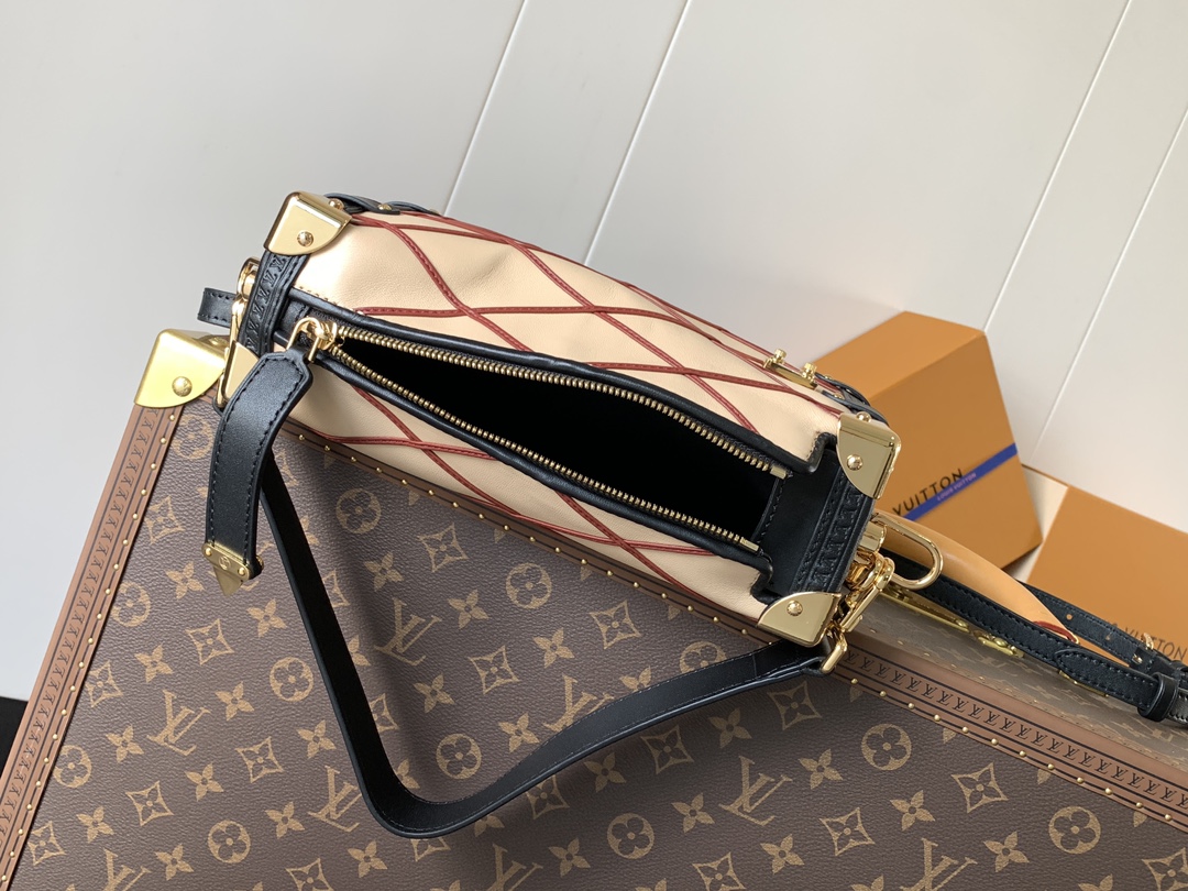 顶级原单，变码芯片
M24403杏粉  M83030黑色
Side Trunk 手袋以品牌经典硬箱为蓝本