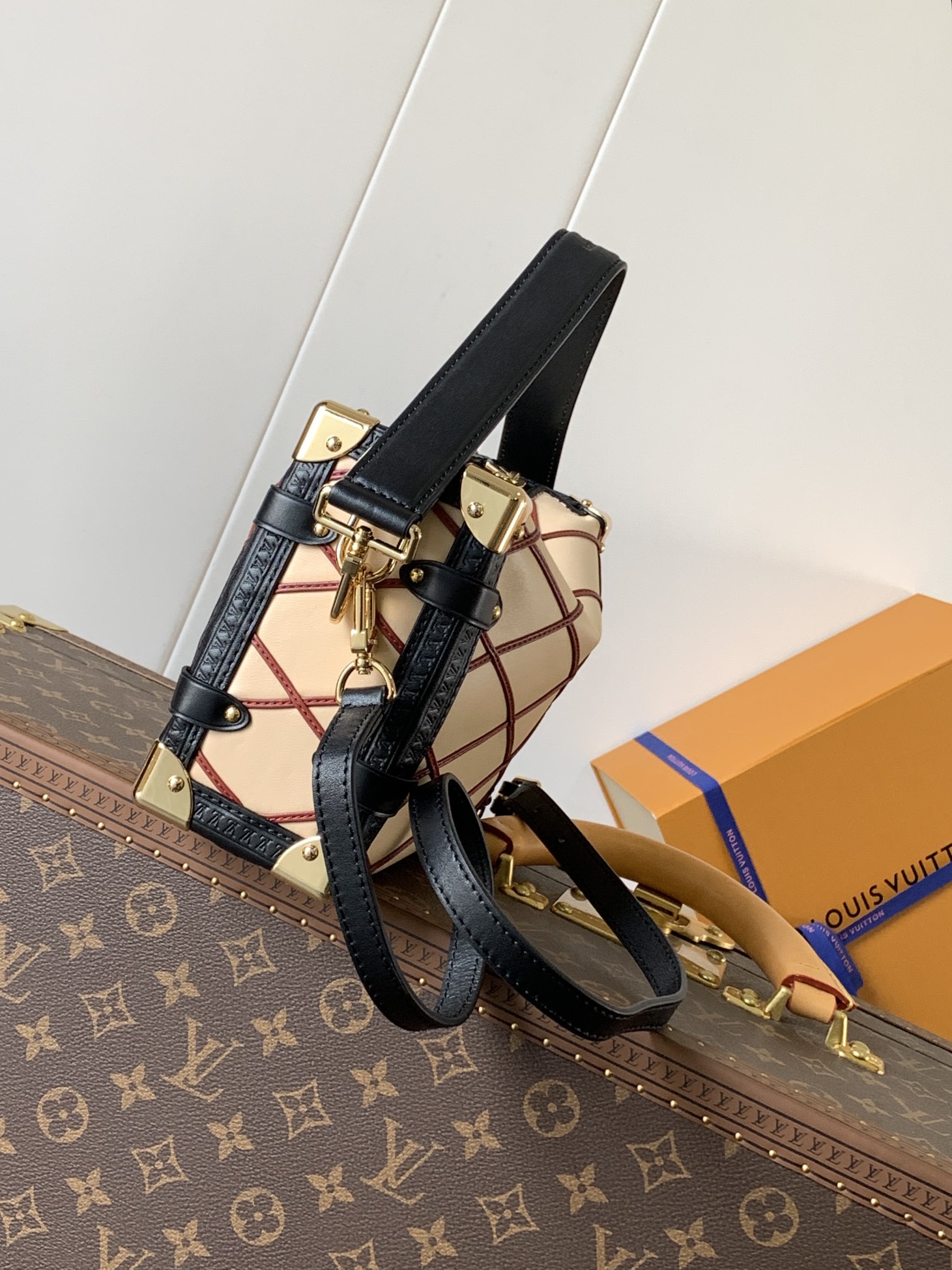 顶级原单，变码芯片
M24403杏粉  M83030黑色
Side Trunk 手袋以品牌经典硬箱为蓝本