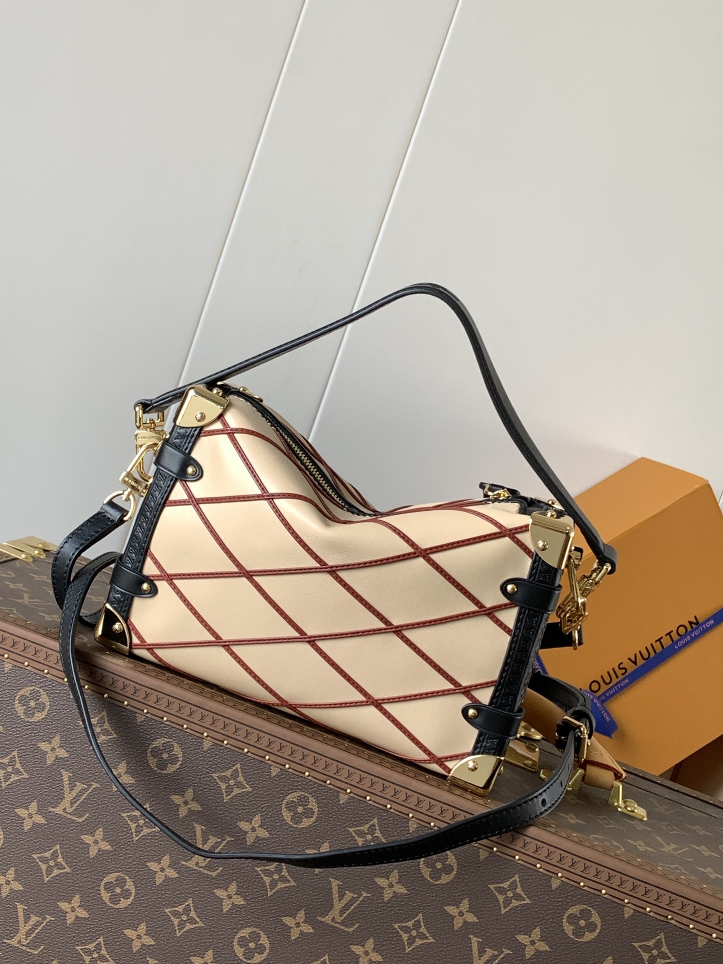 顶级原单，变码芯片
M24403杏粉  M83030黑色
Side Trunk 手袋以品牌经典硬箱为蓝本