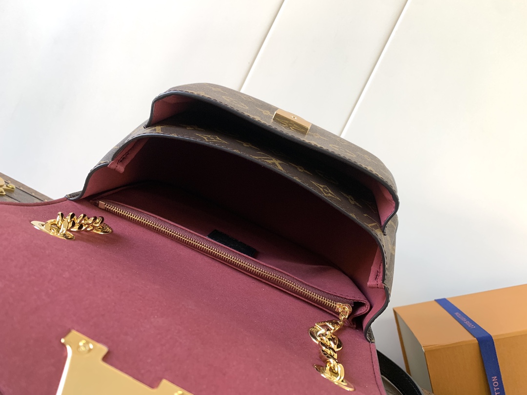 顶级原单，变码芯片 M45592
  NeoMonceau手袋为2020冬季手袋系列再添亮点。借鉴经典硬