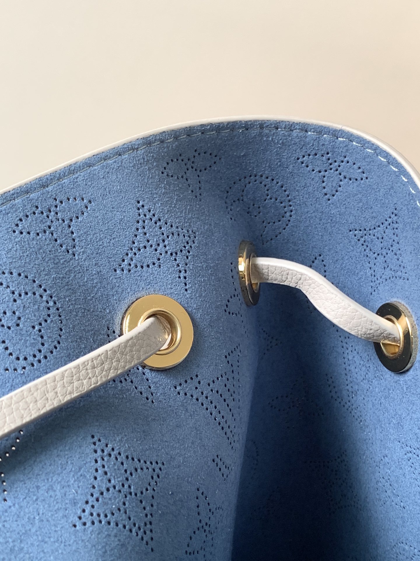 顶级原单,变码芯片M 11736 M12125本款 Bella 水桶包出自 Flight Mode 系列