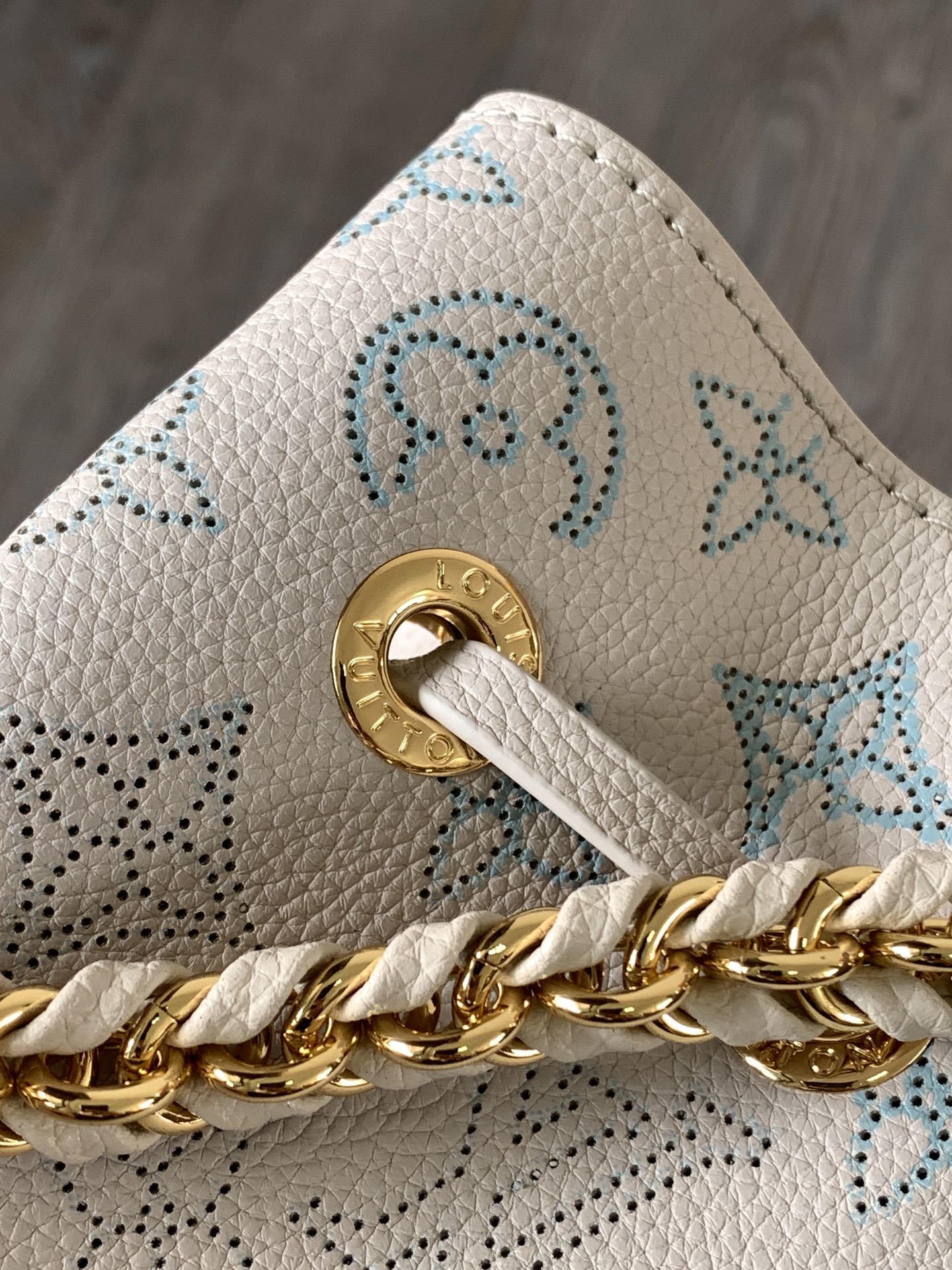 顶级原单,变码芯片M 11736 M12125本款 Bella 水桶包出自 Flight Mode 系列