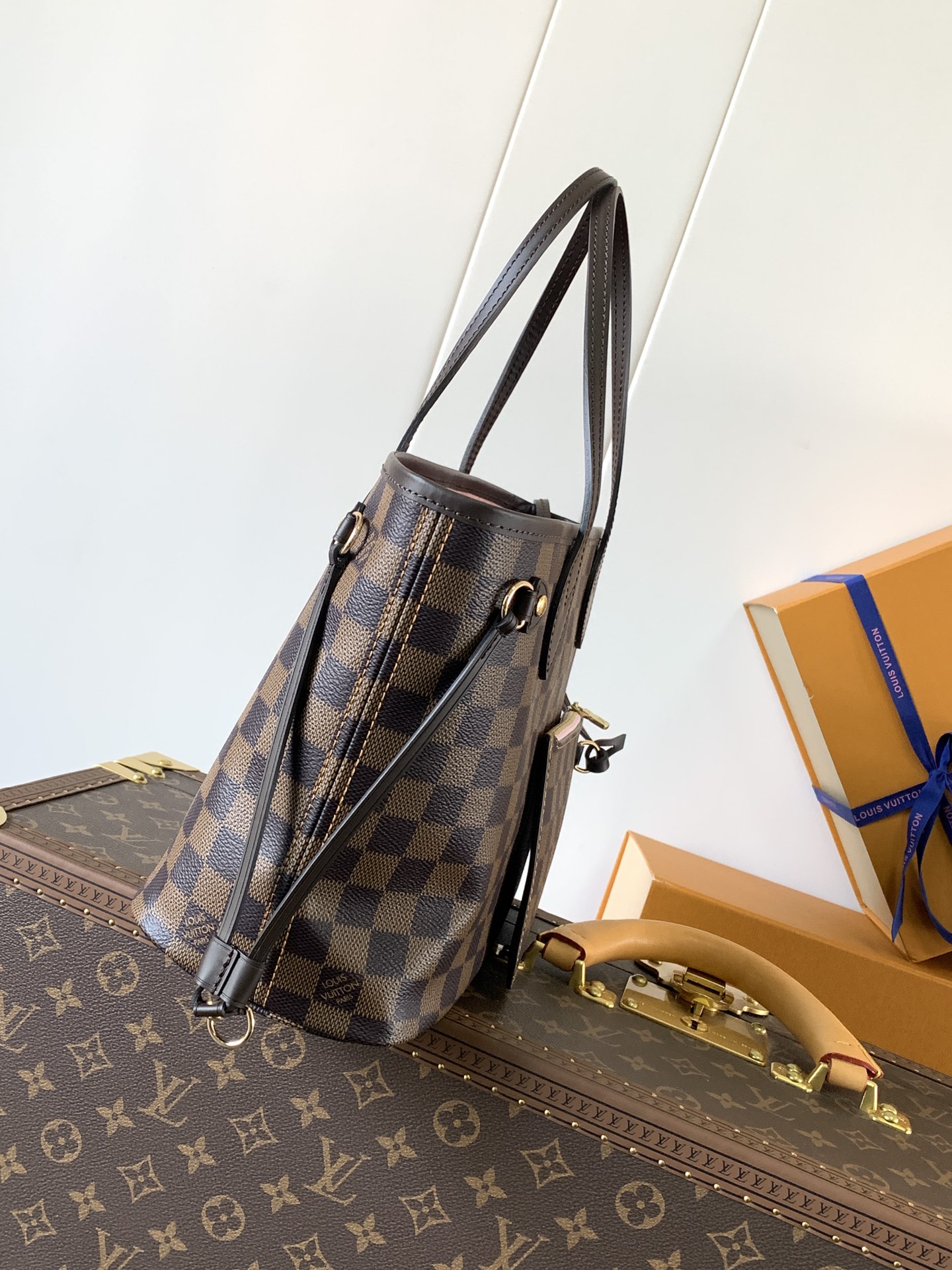 Louis Vuitton 包内经过重新设计，并采用灵感源自路易威登档案馆的 细节-织物内衬内袋