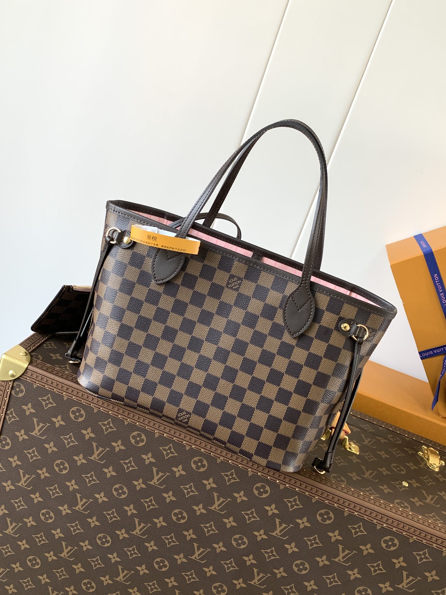 Louis Vuitton 包内经过重新设计，并采用灵感源自路易威登档案馆的 细节-织物内衬内袋