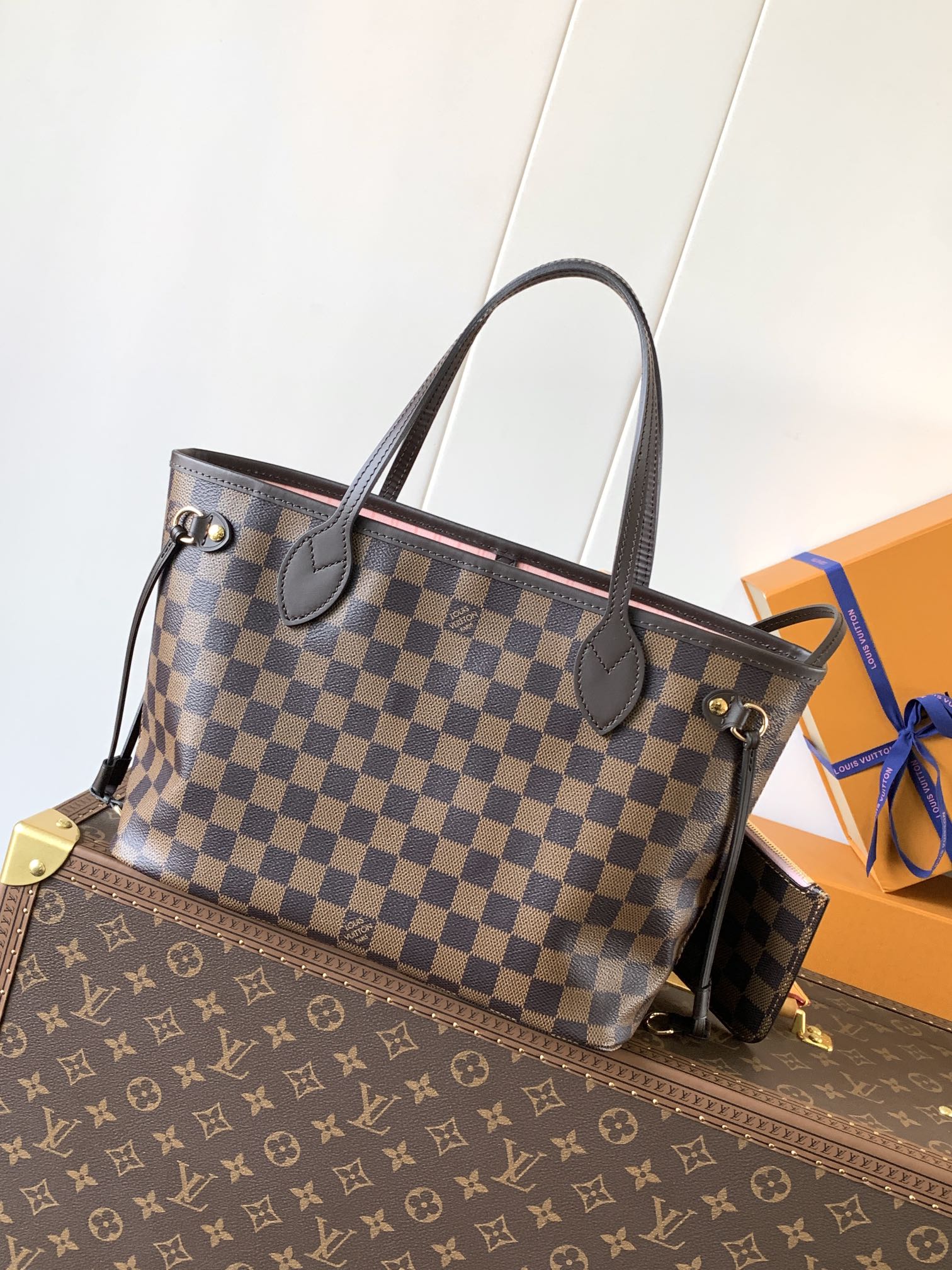 Louis Vuitton 包内经过重新设计，并采用灵感源自路易威登档案馆的 细节-织物内衬内袋