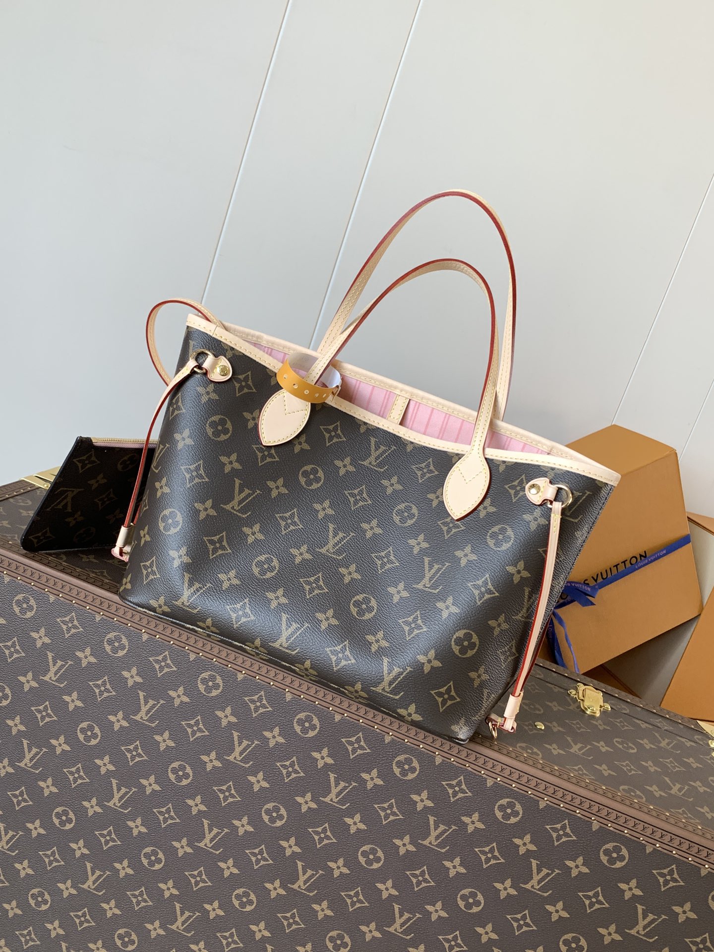 Louis Vuitton 包内经过重新设计，并采用灵感源自路易威登档案馆的 细节-织物内衬内袋