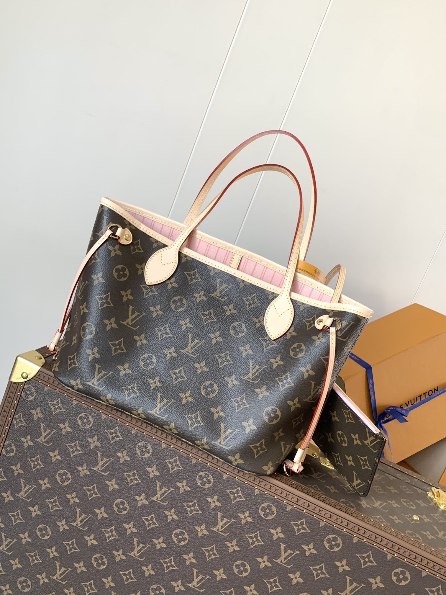 Louis Vuitton 包内经过重新设计，并采用灵感源自路易威登档案馆的 细节-织物内衬内袋
