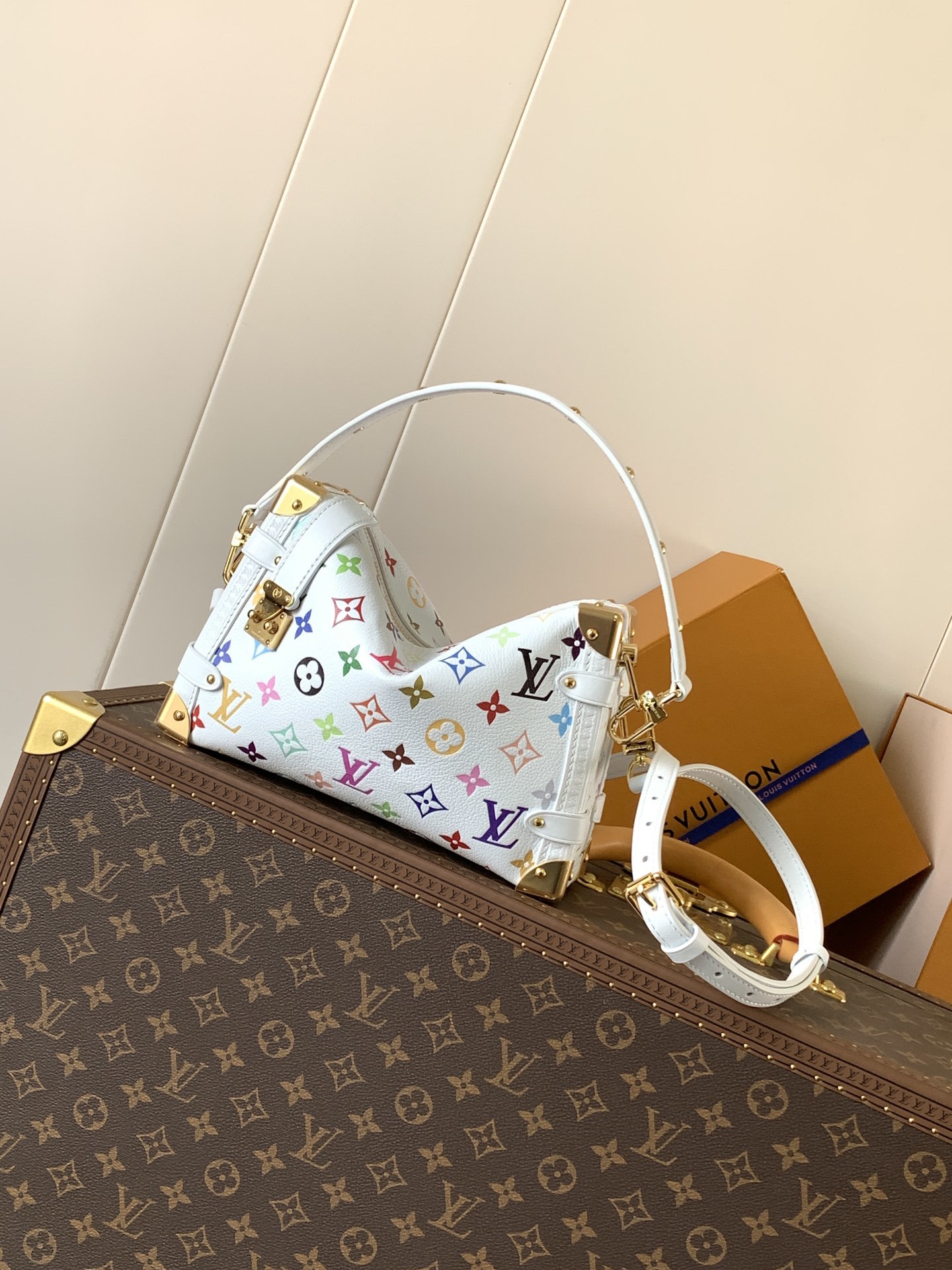 顶级原单,变码芯片M14046
本款 Side Trunk 中号手袋以谐趣 Monogram 图案道出路