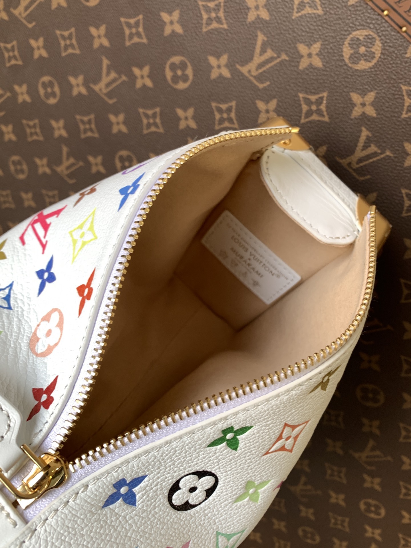 顶级原单,变码芯片M14046
本款 Side Trunk 中号手袋以谐趣 Monogram 图案道出路