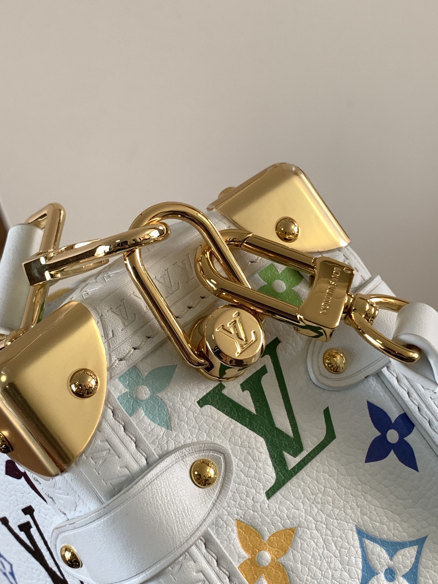 顶级原单,变码芯片M14046
本款 Side Trunk 中号手袋以谐趣 Monogram 图案道出路