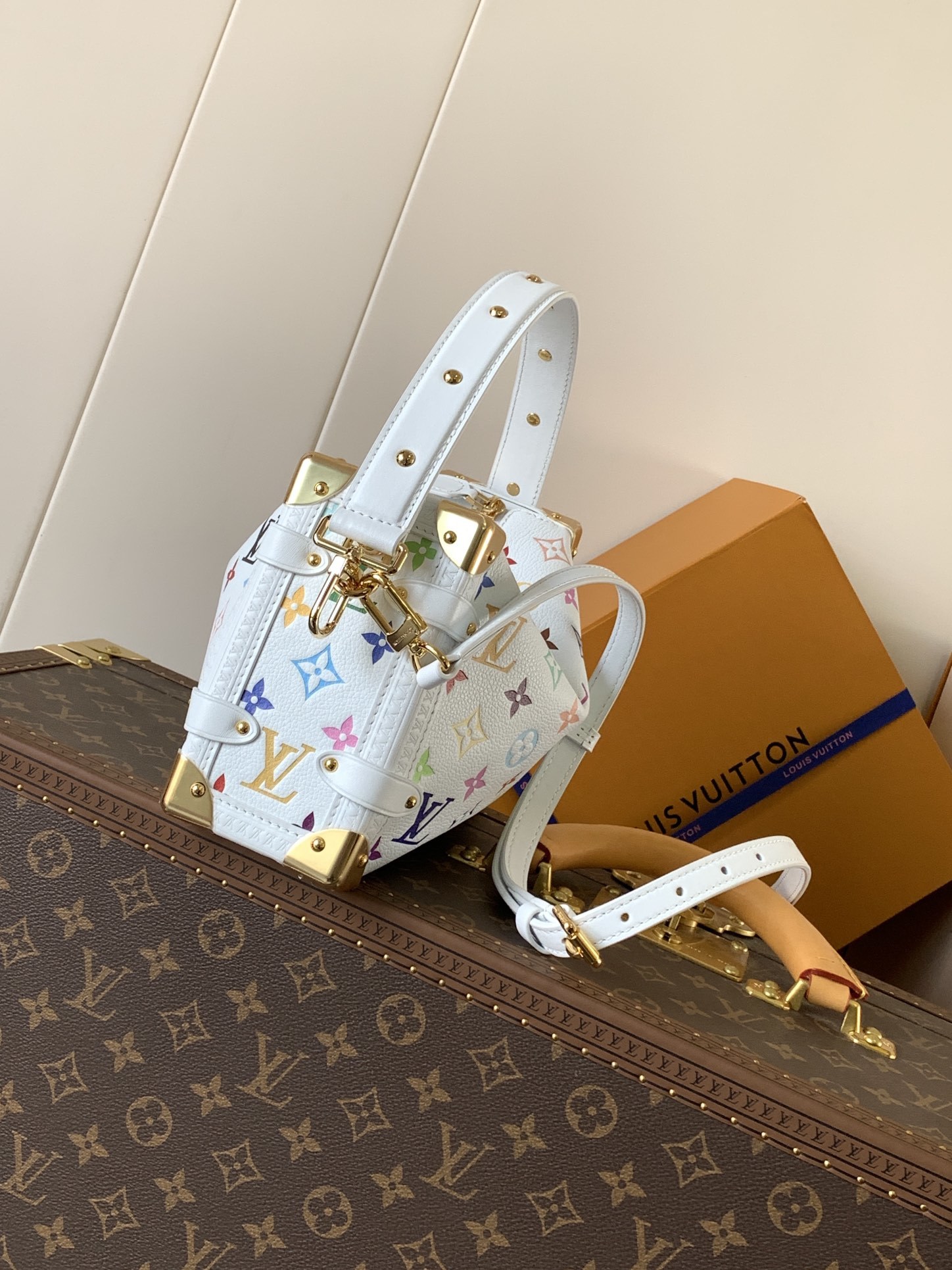 顶级原单,变码芯片M14046
本款 Side Trunk 中号手袋以谐趣 Monogram 图案道出路