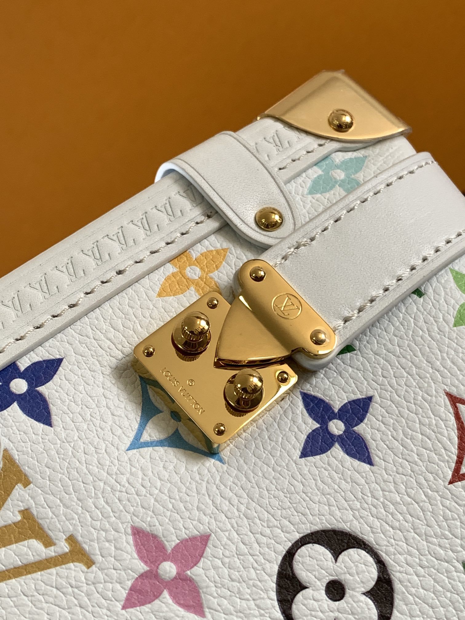 顶级原单,变码芯片M14046
本款 Side Trunk 中号手袋以谐趣 Monogram 图案道出路