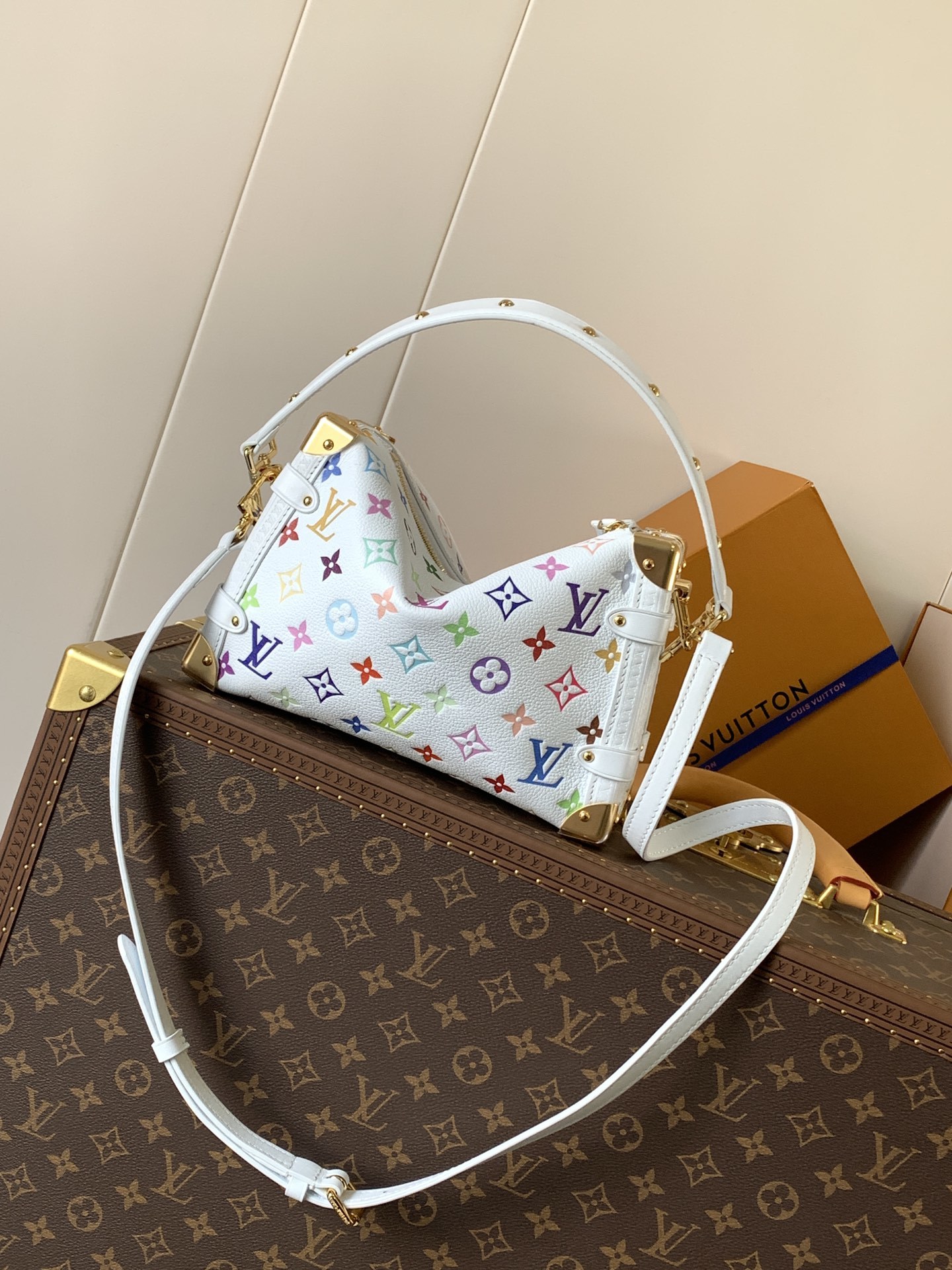 顶级原单,变码芯片M14046
本款 Side Trunk 中号手袋以谐趣 Monogram 图案道出路