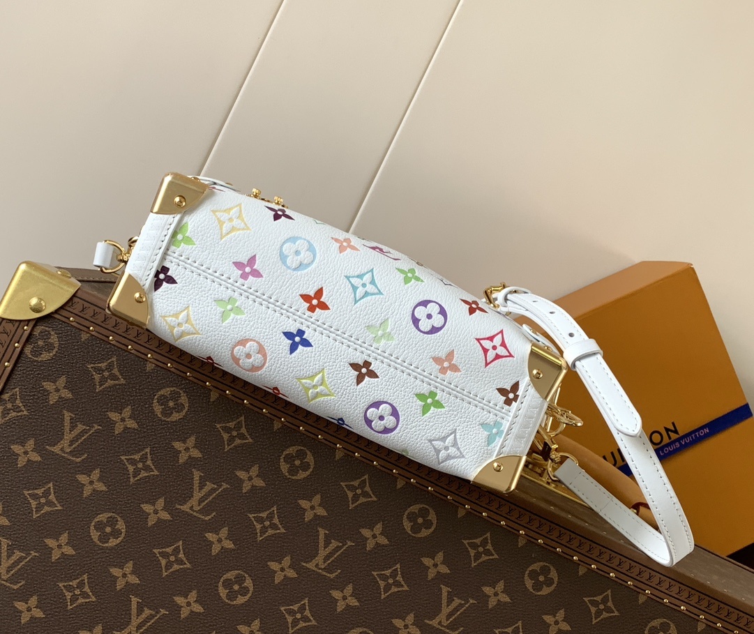 顶级原单,变码芯片M14046
本款 Side Trunk 中号手袋以谐趣 Monogram 图案道出路