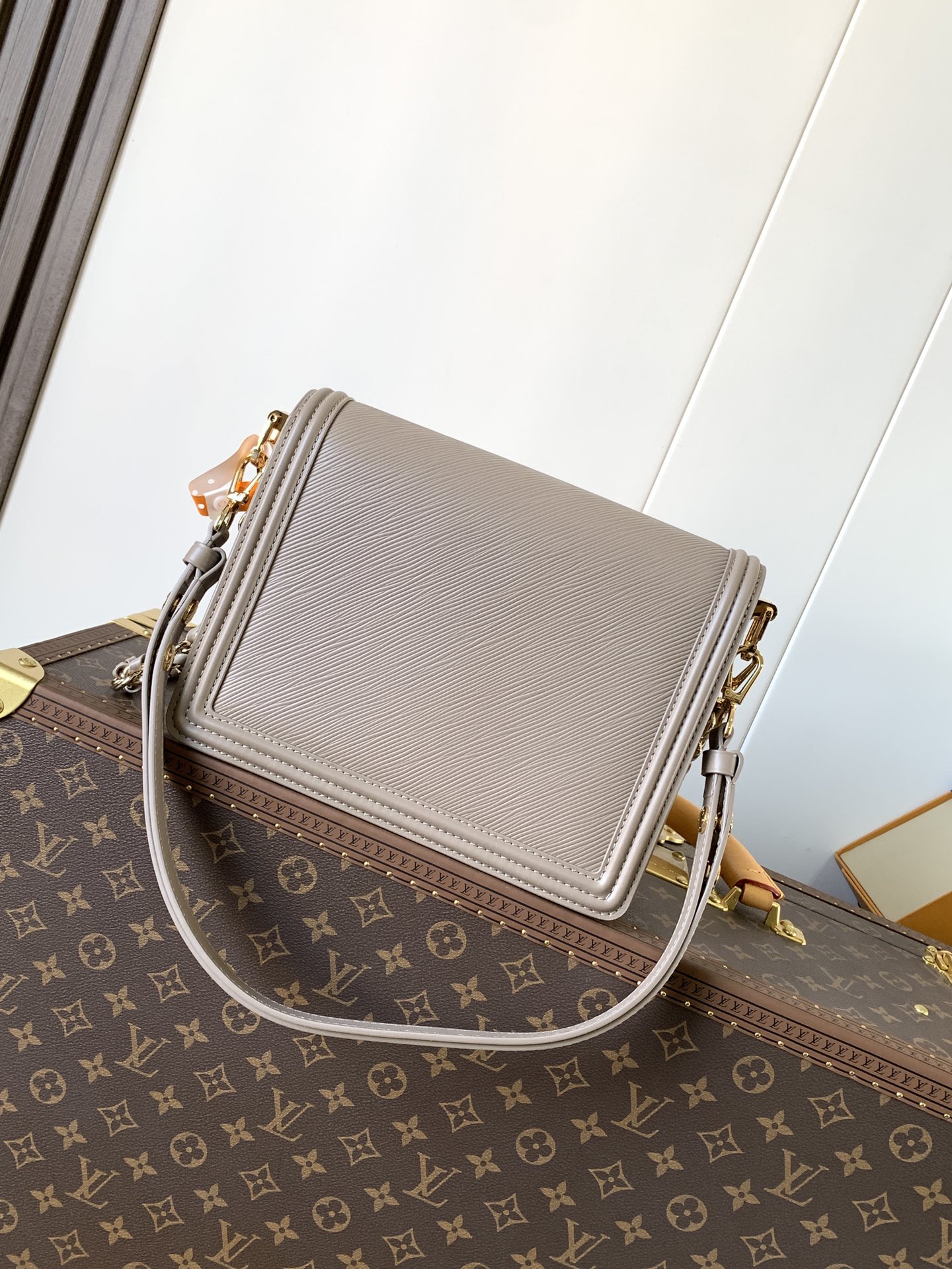Givenchy /750 达芙妮 定制头层牛皮【M56141黑色 M23635粉色 M23635卡其 大号】M55964黑色M23658粉色 M23558卡其 小Dauphine 手袋家族于 2020 年春夏再添一员：本款 Mini Dauphine 手袋取材 Epi 皮革