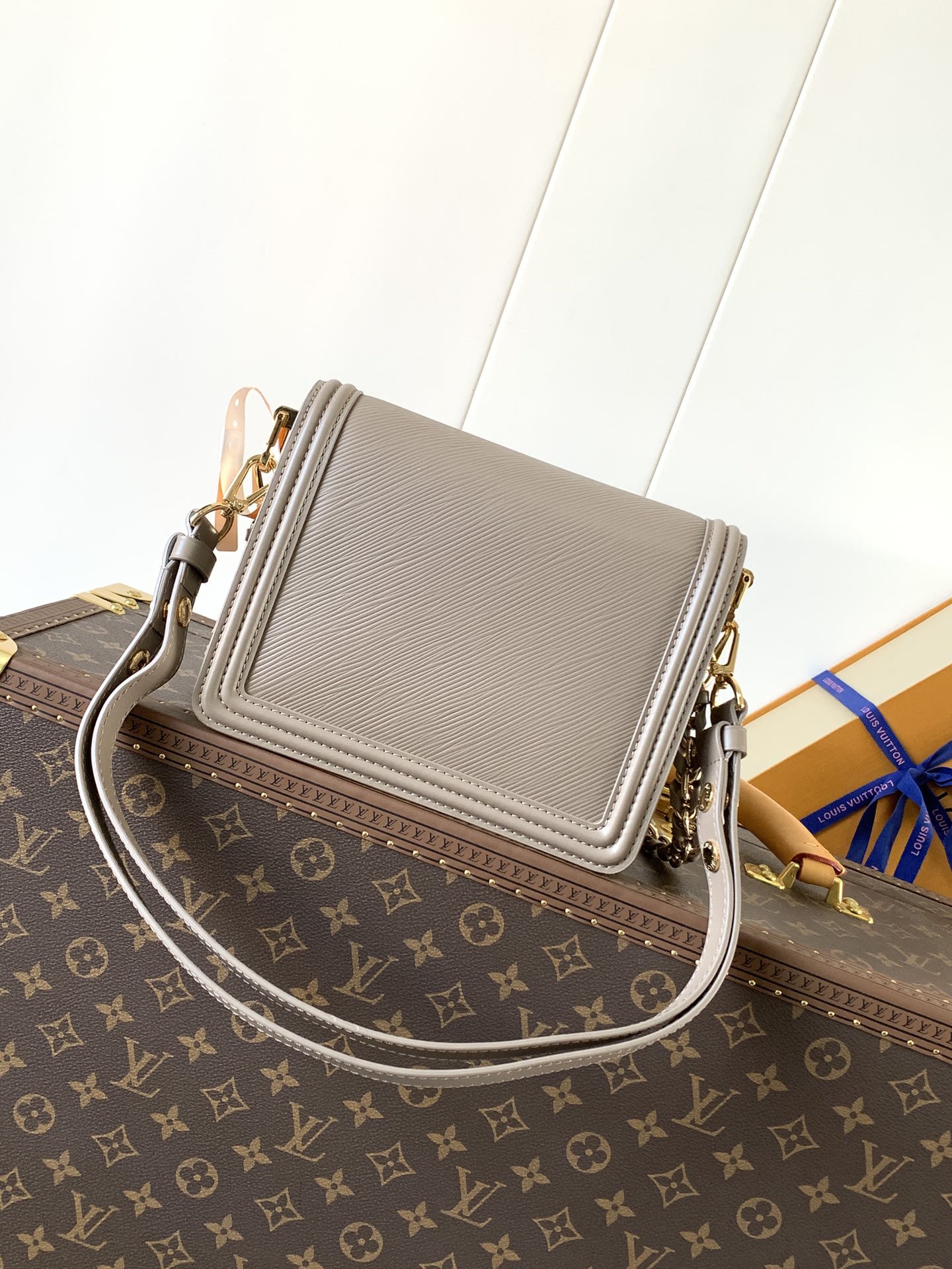Givenchy /750 达芙妮 定制头层牛皮【M56141黑色 M23635粉色 M23635卡其 大号】M55964黑色M23658粉色 M23558卡其 小Dauphine 手袋家族于 2020 年春夏再添一员：本款 Mini Dauphine 手袋取材 Epi 皮革