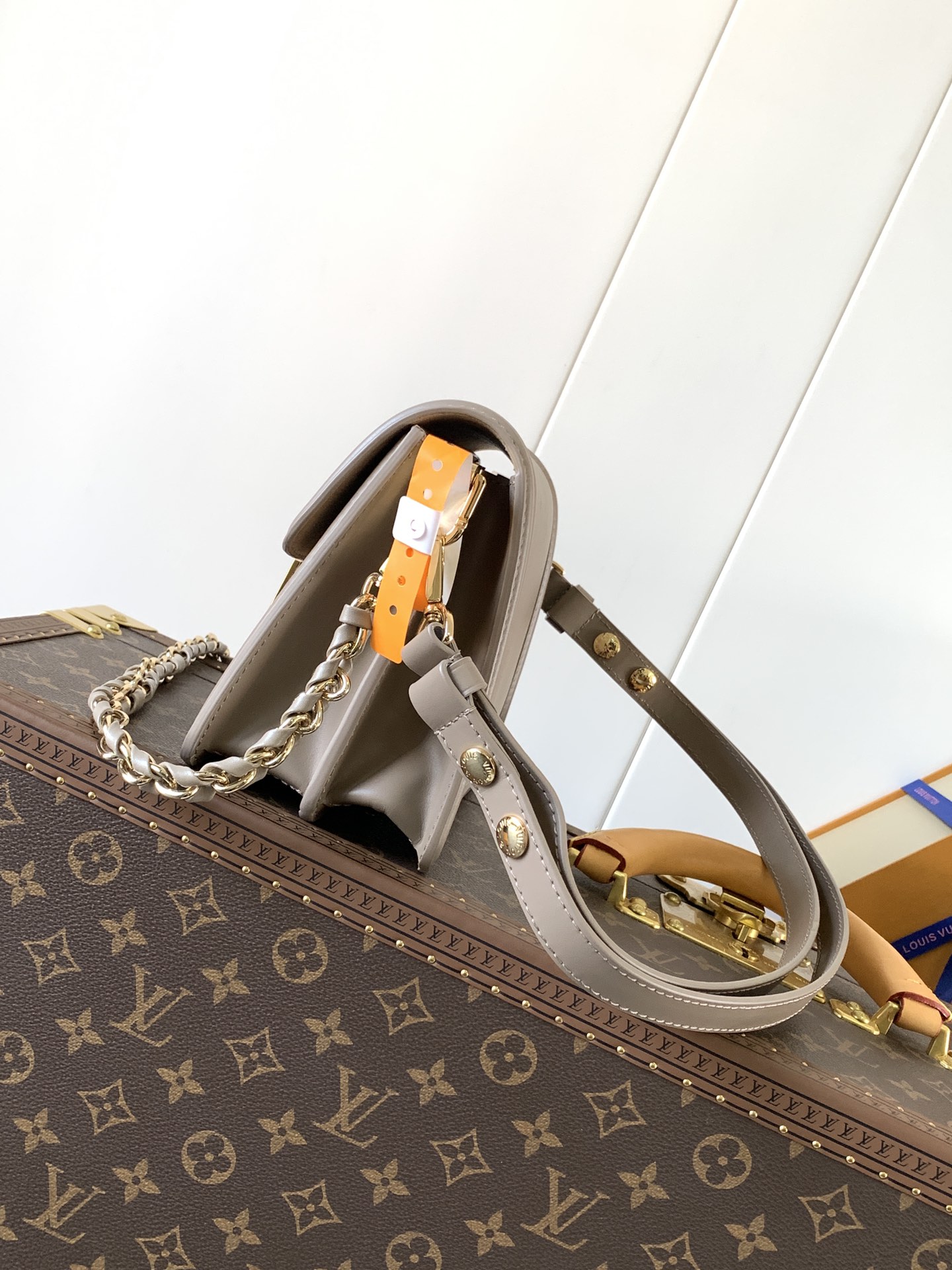 Givenchy /750 达芙妮 定制头层牛皮【M56141黑色 M23635粉色 M23635卡其 大号】M55964黑色M23658粉色 M23558卡其 小Dauphine 手袋家族于 2020 年春夏再添一员：本款 Mini Dauphine 手袋取材 Epi 皮革