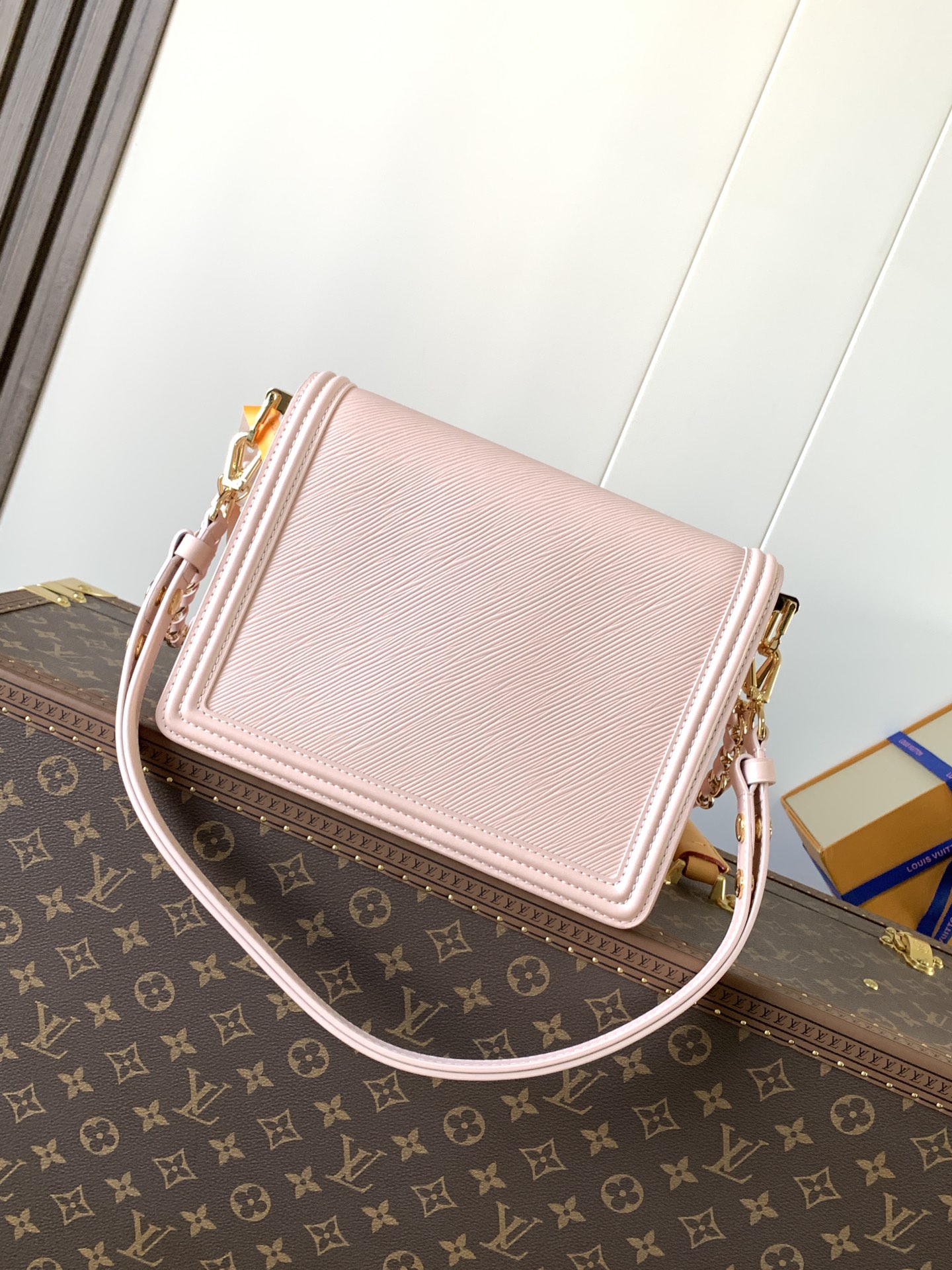 Givenchy /750 达芙妮 定制头层牛皮【M56141黑色 M23635粉色 M23635卡其 大号】M55964黑色M23658粉色 M23558卡其 小Dauphine 手袋家族于 2020 年春夏再添一员：本款 Mini Dauphine 手袋取材 Epi 皮革