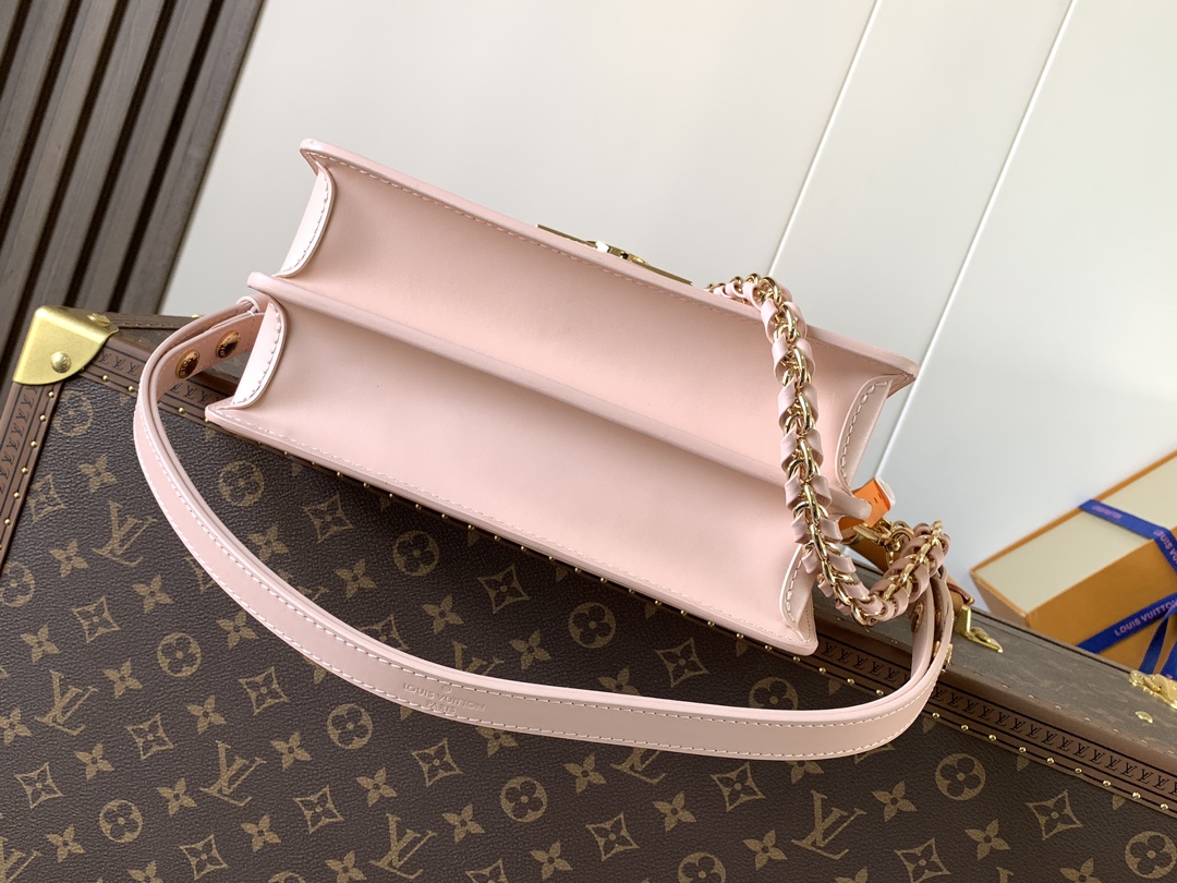 Givenchy /750 达芙妮 定制头层牛皮【M56141黑色 M23635粉色 M23635卡其 大号】M55964黑色M23658粉色 M23558卡其 小Dauphine 手袋家族于 2020 年春夏再添一员：本款 Mini Dauphine 手袋取材 Epi 皮革