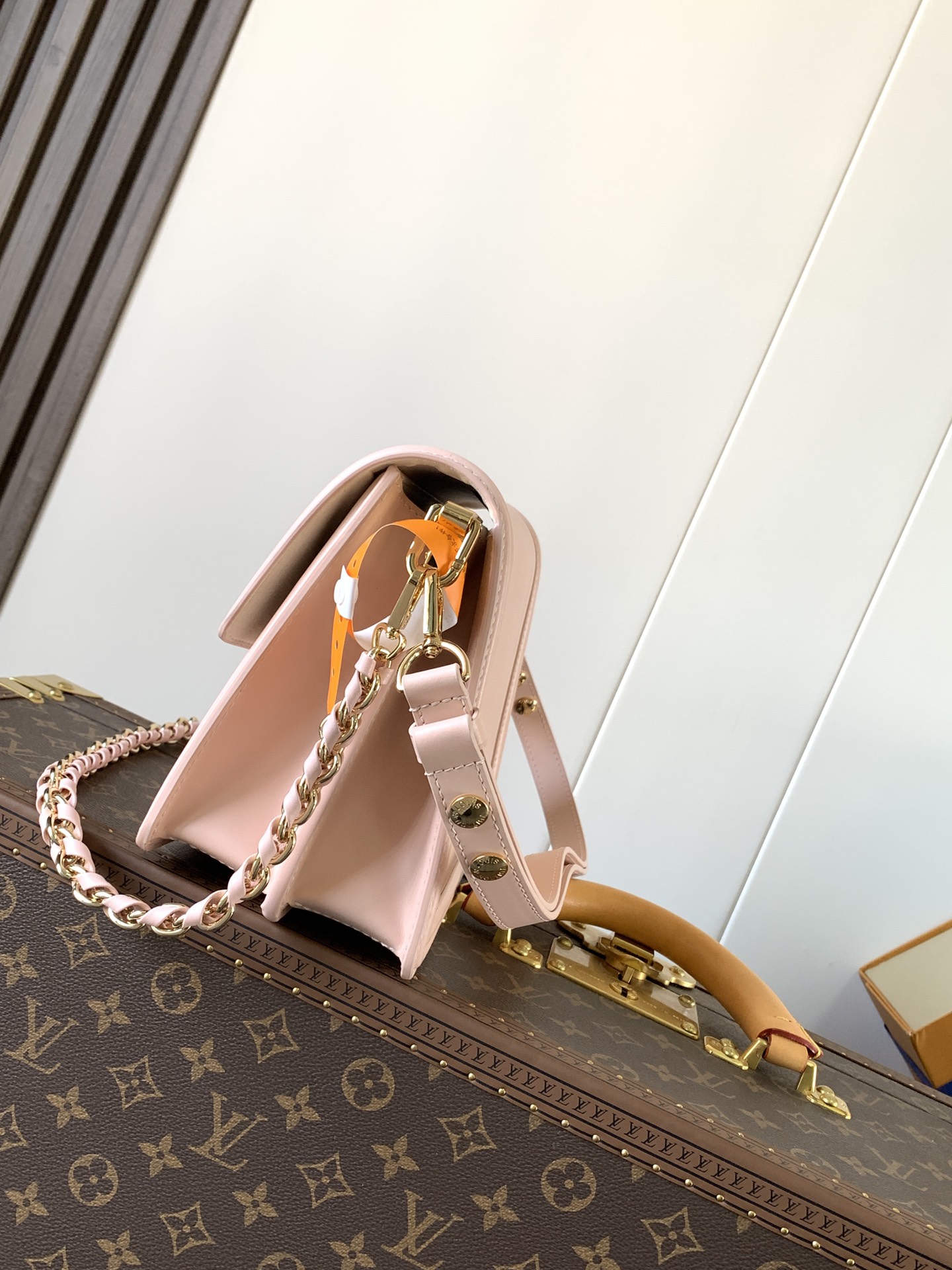 Givenchy /750 达芙妮 定制头层牛皮【M56141黑色 M23635粉色 M23635卡其 大号】M55964黑色M23658粉色 M23558卡其 小Dauphine 手袋家族于 2020 年春夏再添一员：本款 Mini Dauphine 手袋取材 Epi 皮革
