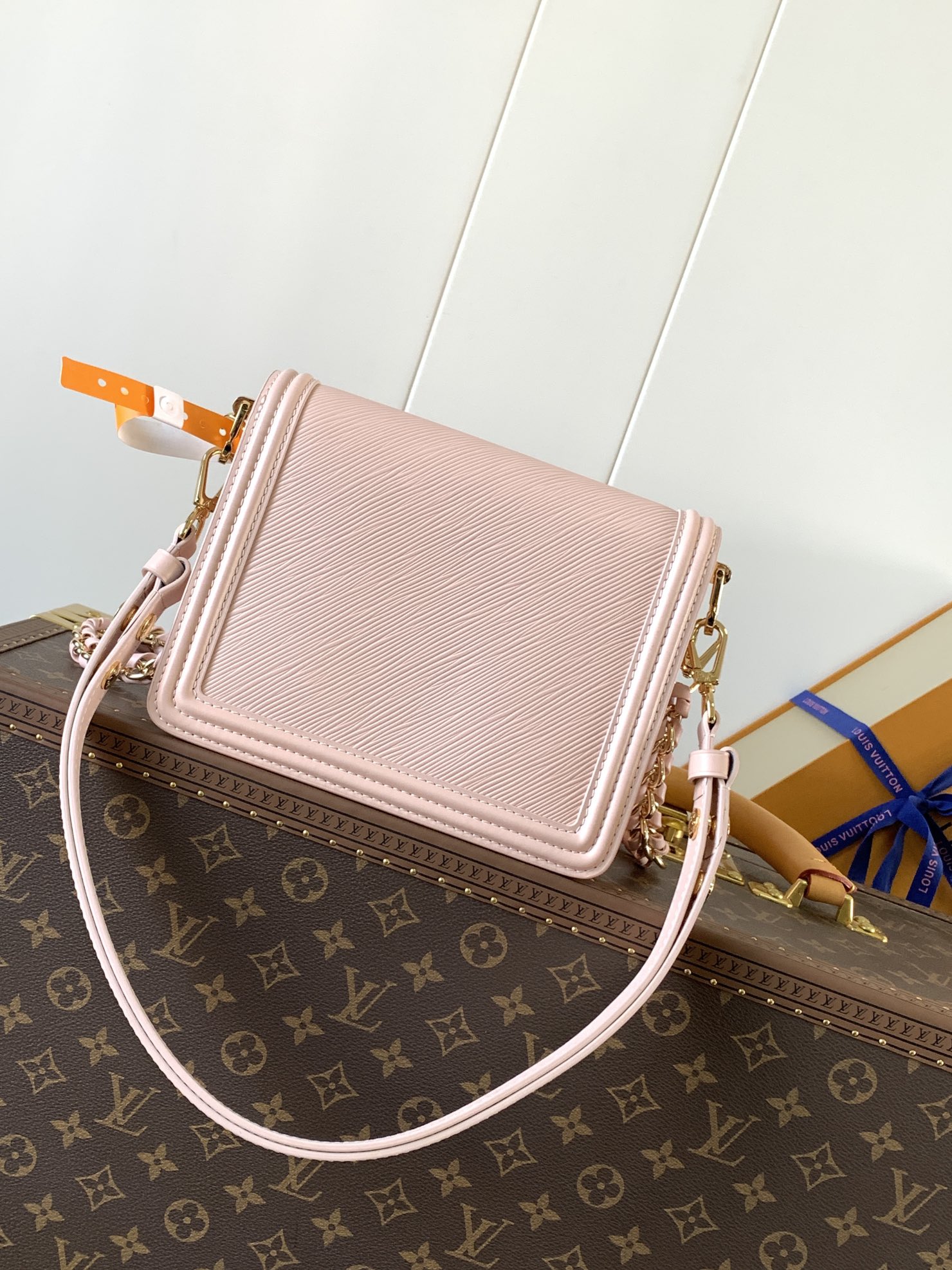 Givenchy /750 达芙妮 定制头层牛皮【M56141黑色 M23635粉色 M23635卡其 大号】M55964黑色M23658粉色 M23558卡其 小Dauphine 手袋家族于 2020 年春夏再添一员：本款 Mini Dauphine 手袋取材 Epi 皮革