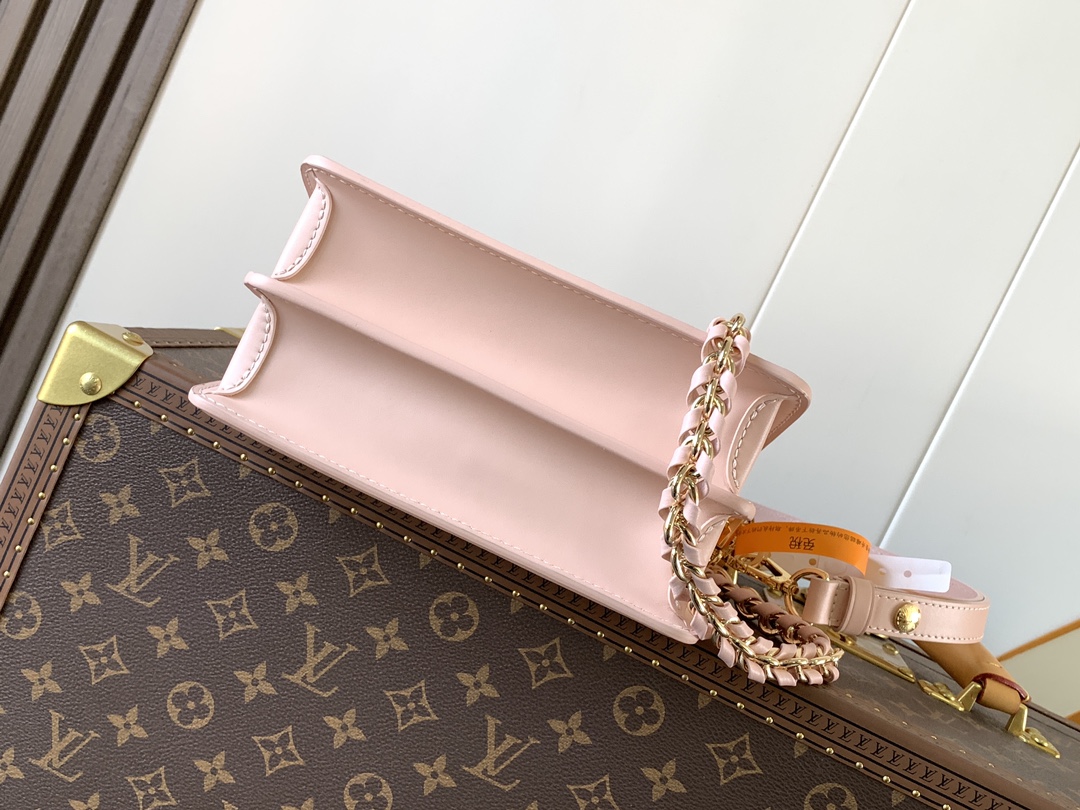 Givenchy /750 达芙妮 定制头层牛皮【M56141黑色 M23635粉色 M23635卡其 大号】M55964黑色M23658粉色 M23558卡其 小Dauphine 手袋家族于 2020 年春夏再添一员：本款 Mini Dauphine 手袋取材 Epi 皮革