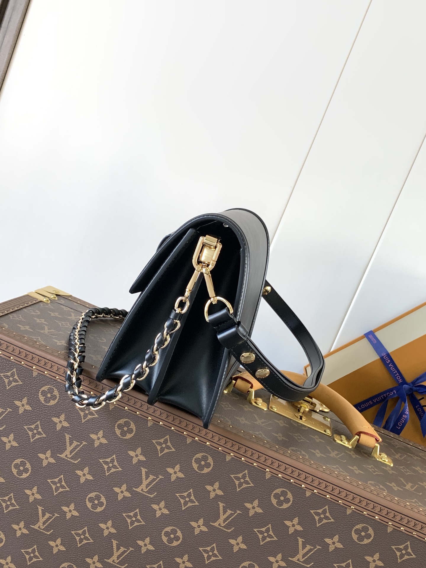 Givenchy /750 达芙妮 定制头层牛皮【M56141黑色 M23635粉色 M23635卡其 大号】M55964黑色M23658粉色 M23558卡其 小Dauphine 手袋家族于 2020 年春夏再添一员：本款 Mini Dauphine 手袋取材 Epi 皮革